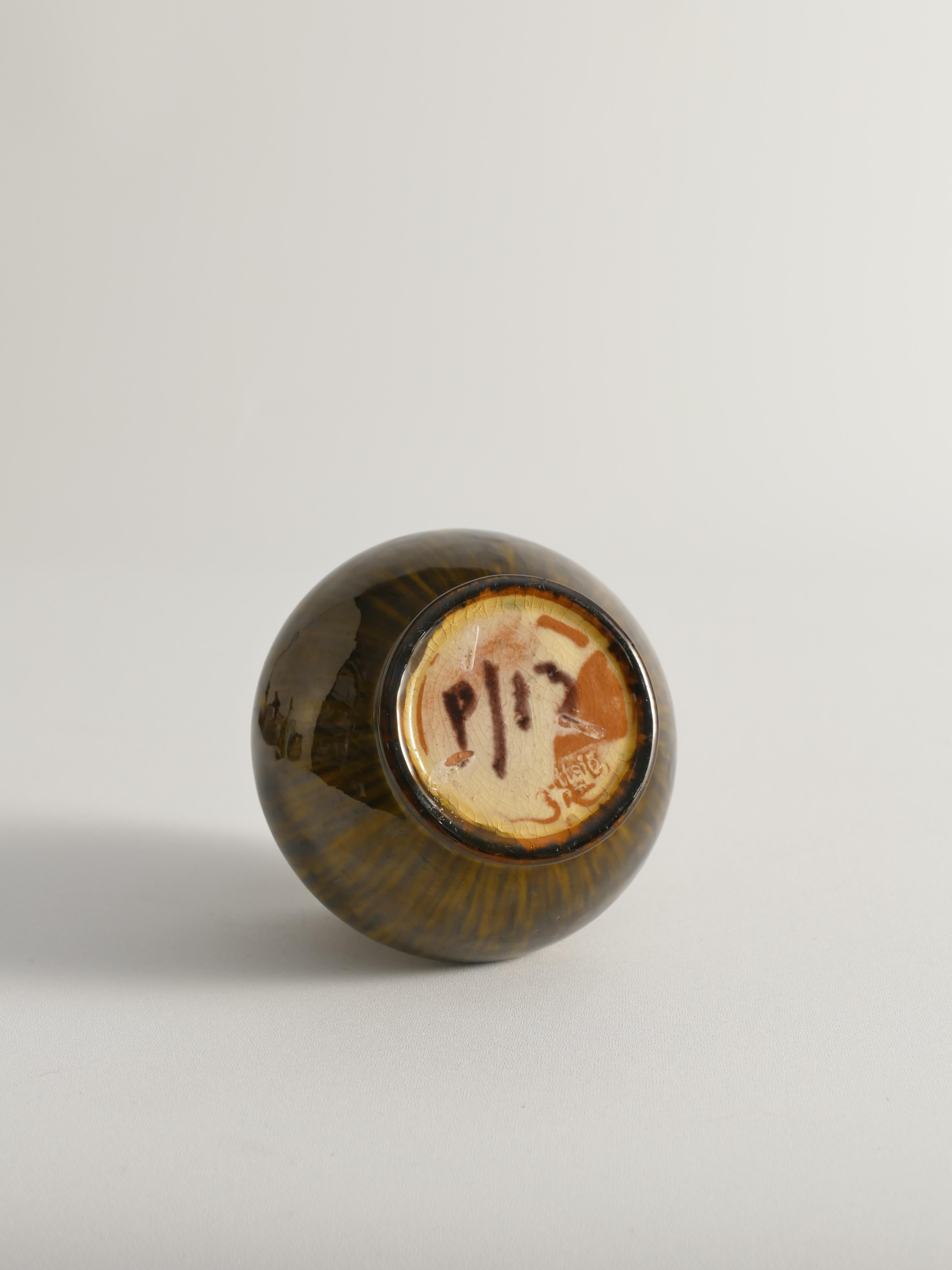 Metà XX secolo Vaso moderno scandinavo in ceramica smaltata nera e Oliver, Nittsjö Keramik, anni '60 in vendita