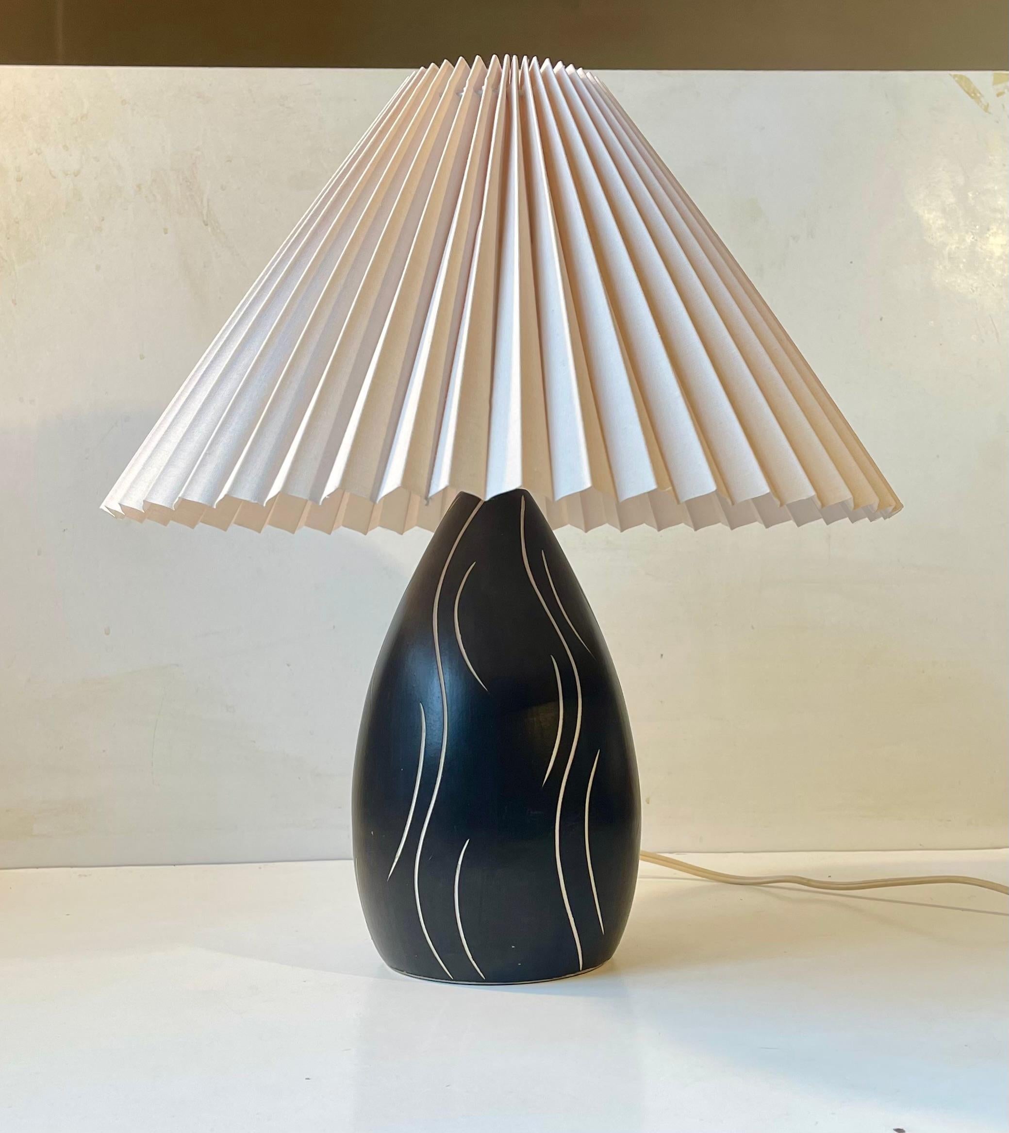 Mid-Century Modern Lampe de table Sgrafitto moderne scandinave noir et blanc par Elisabeth Loholt, années 1950 en vente