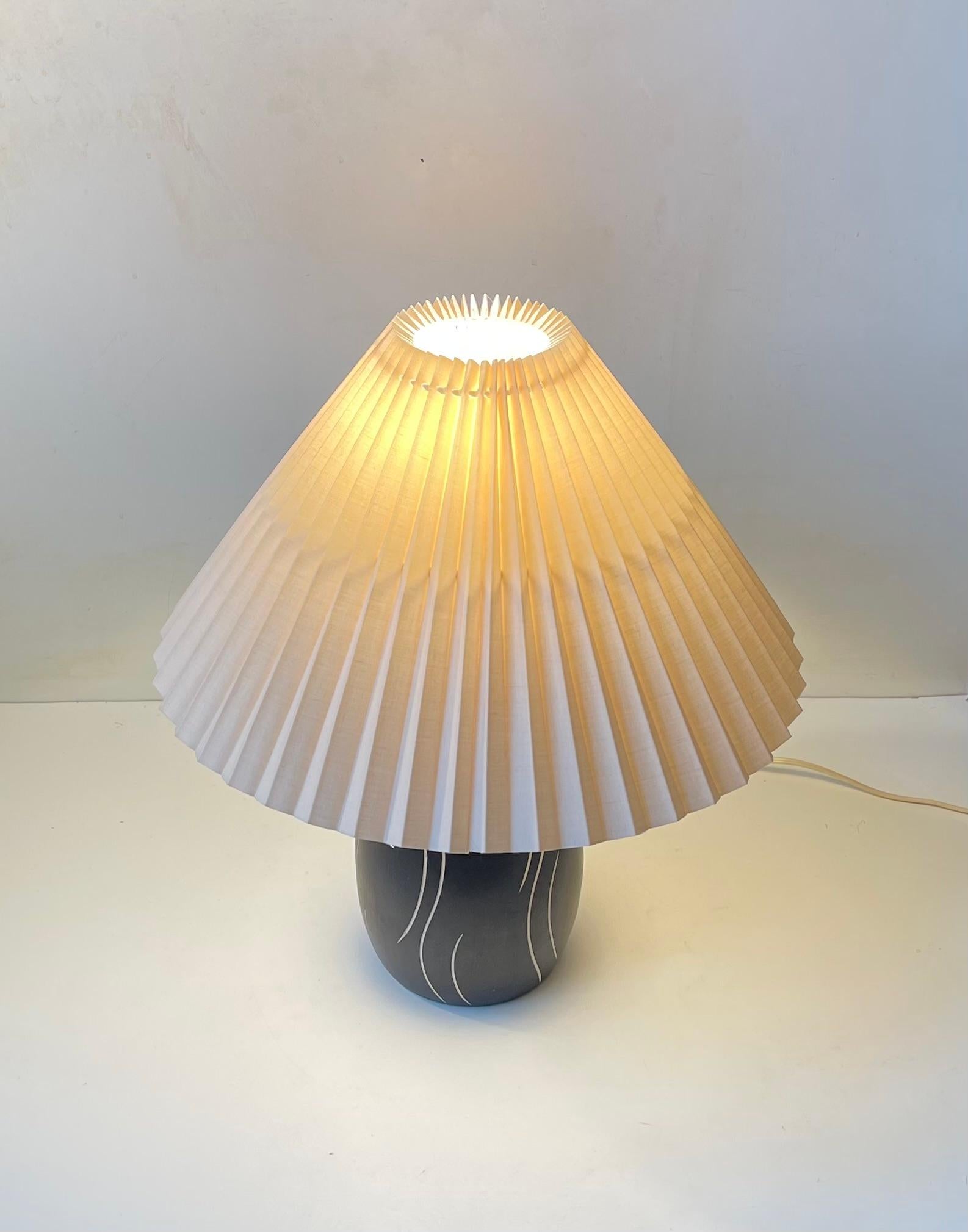 Scandinavian Modern Black White Sgrafitto Table Lamp by Elisabeth Loholt, 1950s In Good Condition For Sale In Esbjerg, DK