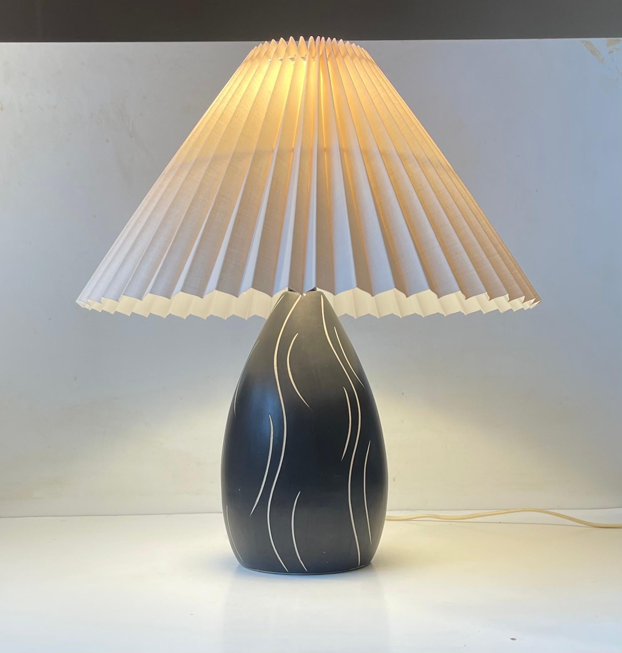 Mid-20th Century Scandinavian Modern Black White Sgrafitto Table Lamp by Elisabeth Loholt, 1950s For Sale