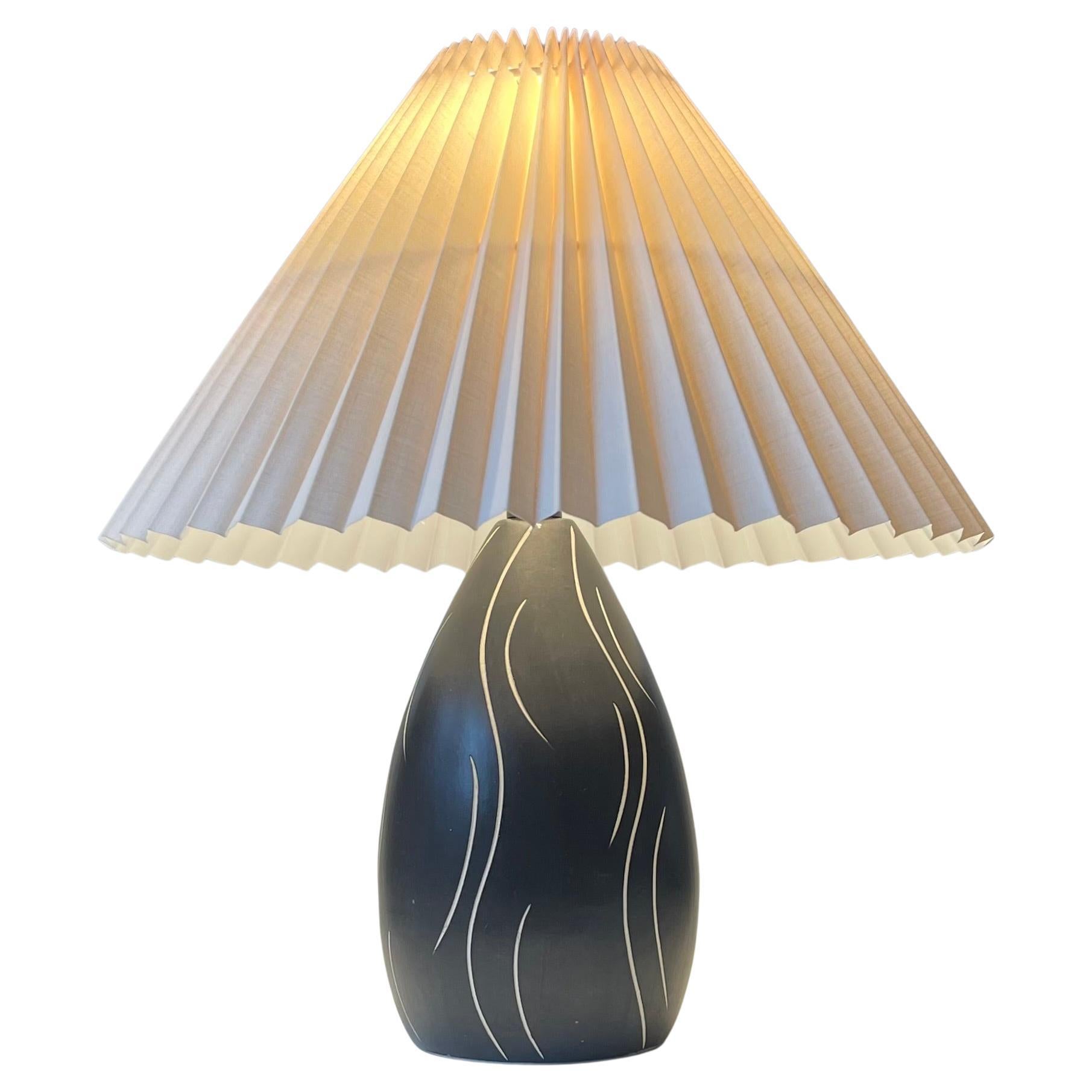Lampada da tavolo The Modern Scandinavian Black White Sgrafitto di Elisabeth Loholt, anni '50