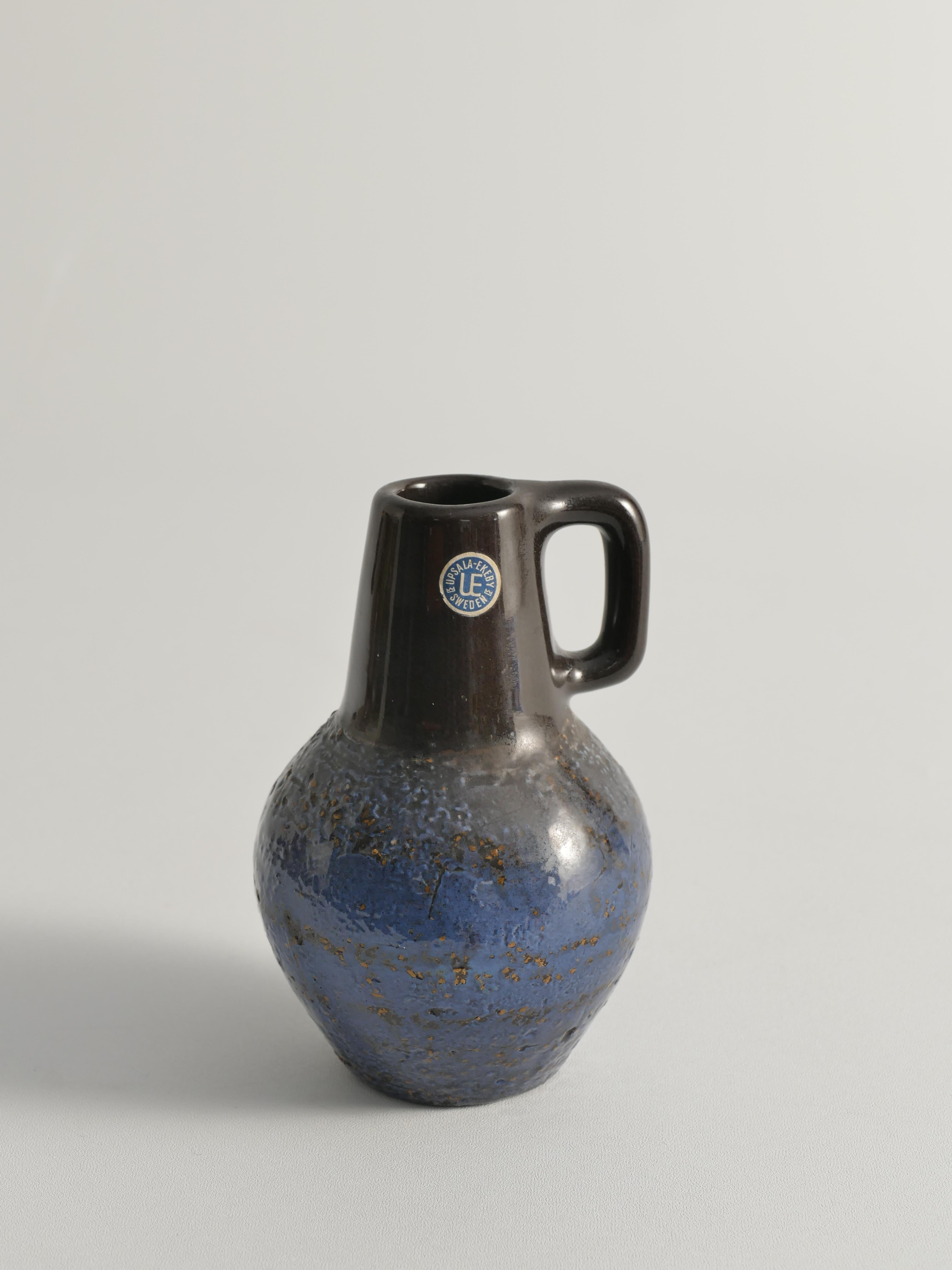 Mid-Century moderno Vaso in ceramica blu The Modern Scandinavian,  Ingrid Atterberg per Upsala Ekeby, anni '60 in vendita