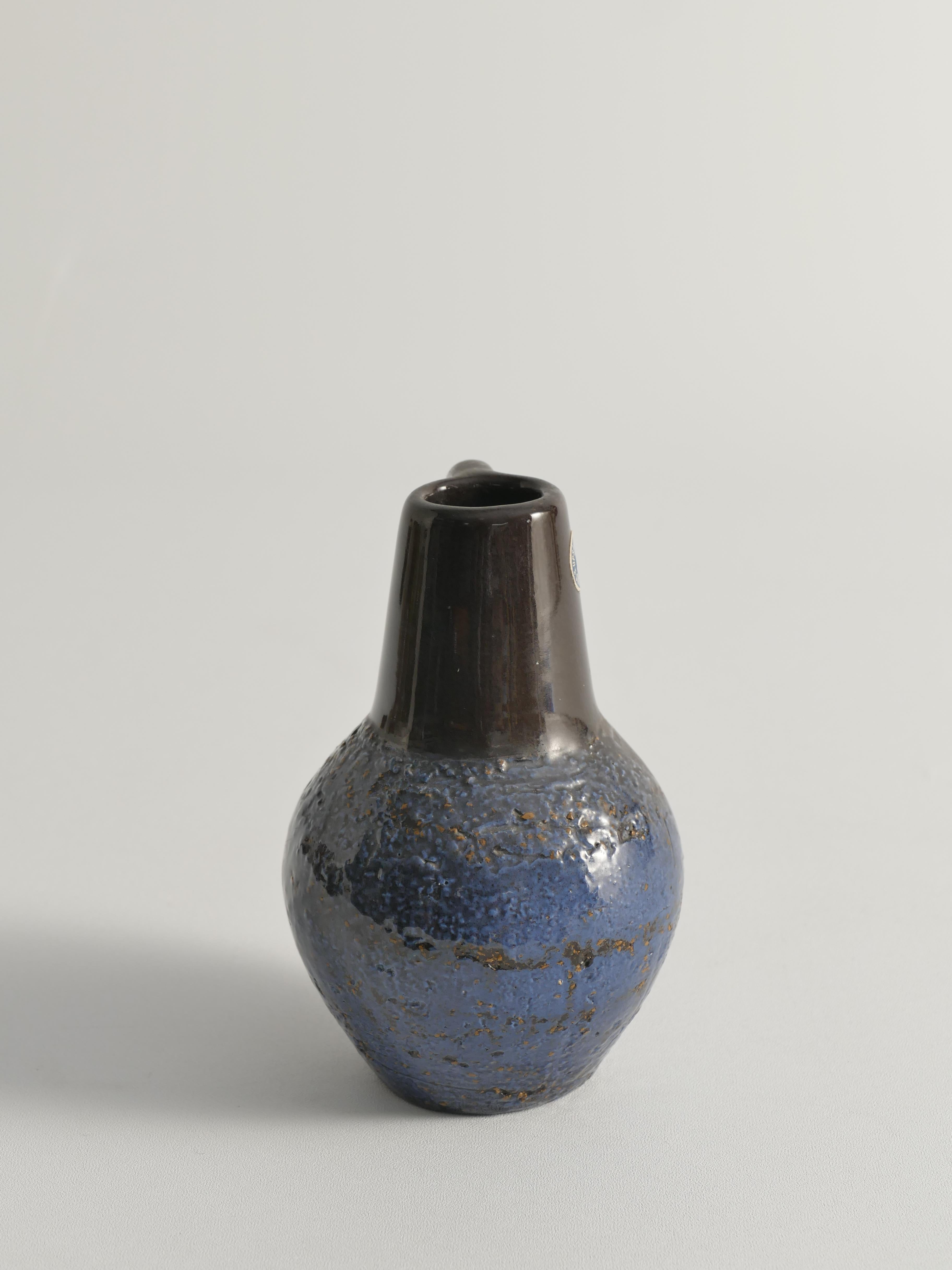 Smaltato Vaso in ceramica blu The Modern Scandinavian,  Ingrid Atterberg per Upsala Ekeby, anni '60 in vendita