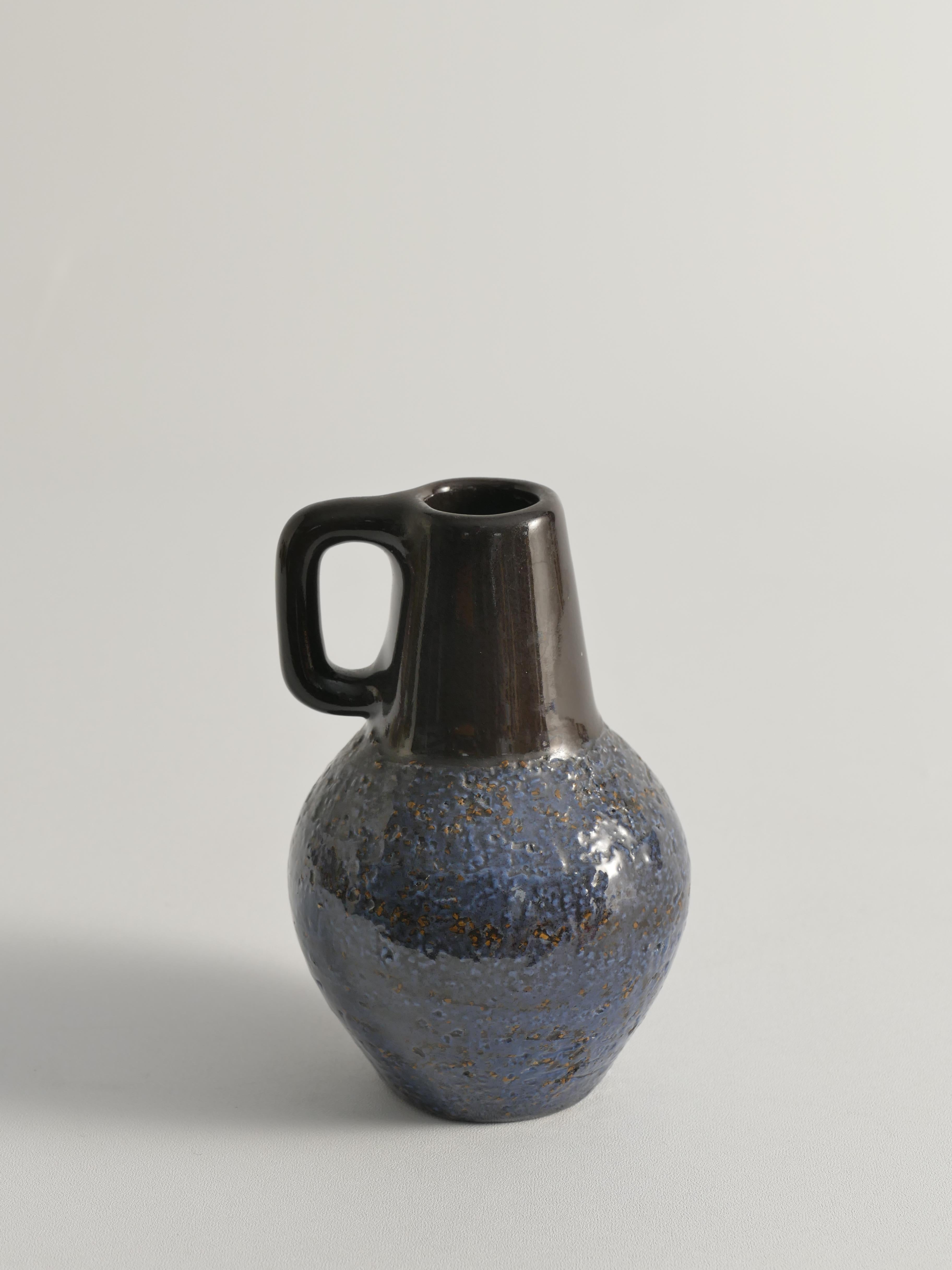 Metà XX secolo Vaso in ceramica blu The Modern Scandinavian,  Ingrid Atterberg per Upsala Ekeby, anni '60 in vendita