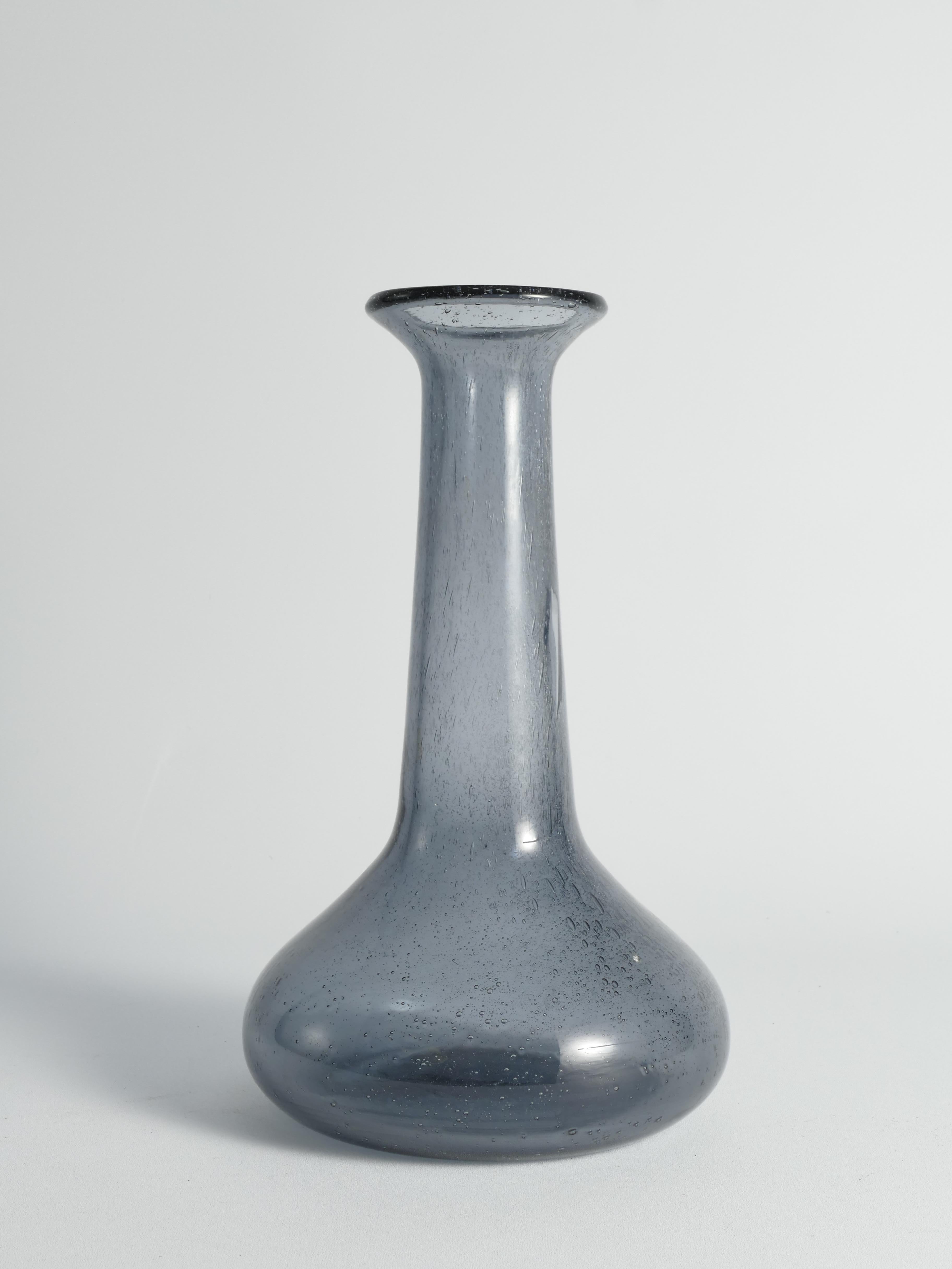 Scandinave moderne Vase scandinave moderne en verre bleu par Erik Höglund pour Boda, Suède, années 1960 en vente