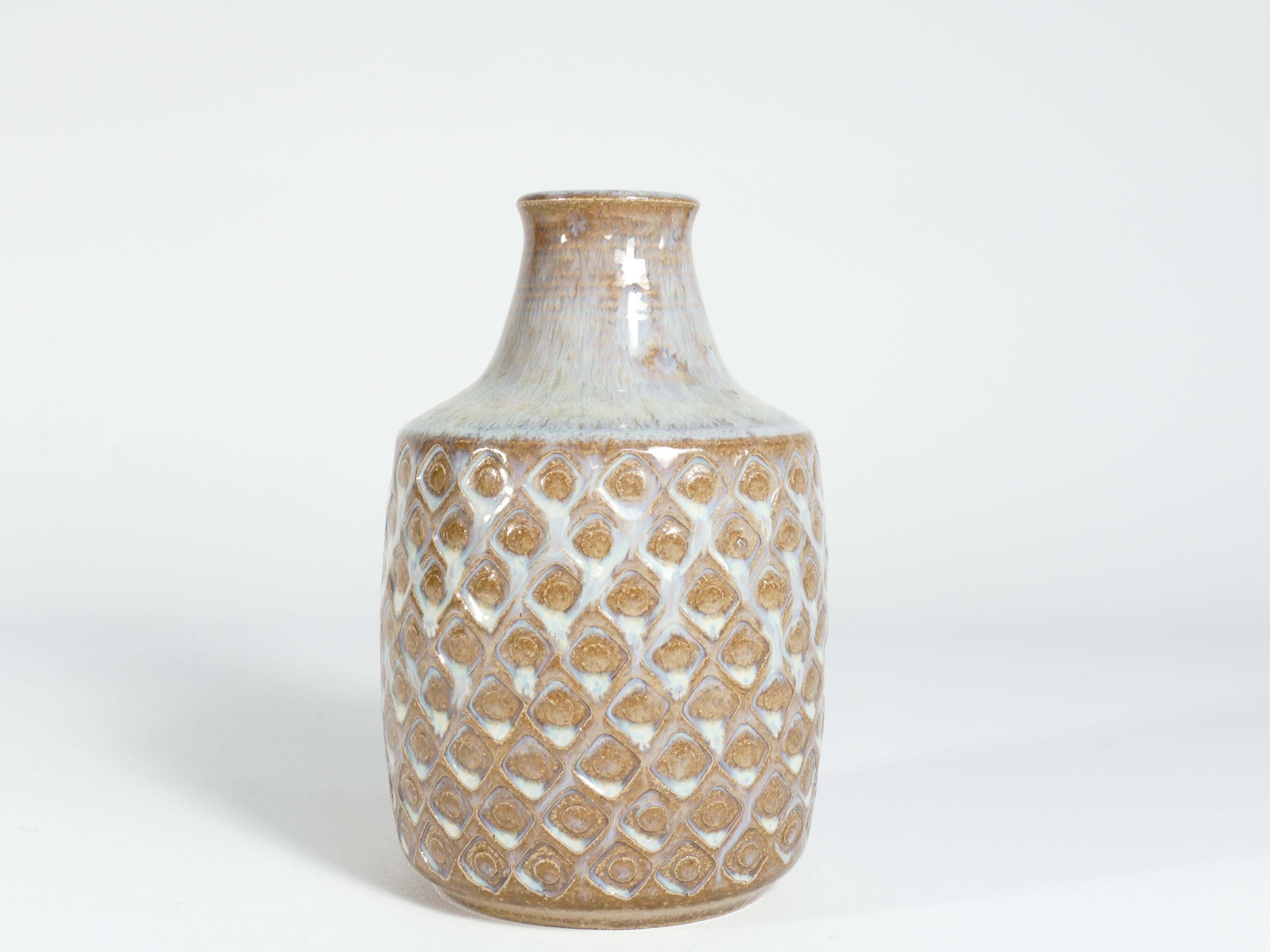 Fabriqué à la main au milieu du XXe siècle, ce vase en grès exquis porte la marque distinctive de Søholm Stentøj. Produit par la célèbre entreprise danoise Soholm Stentoj sur l'île pittoresque de Bornholm, ce vase capture l'essence des sensibilités