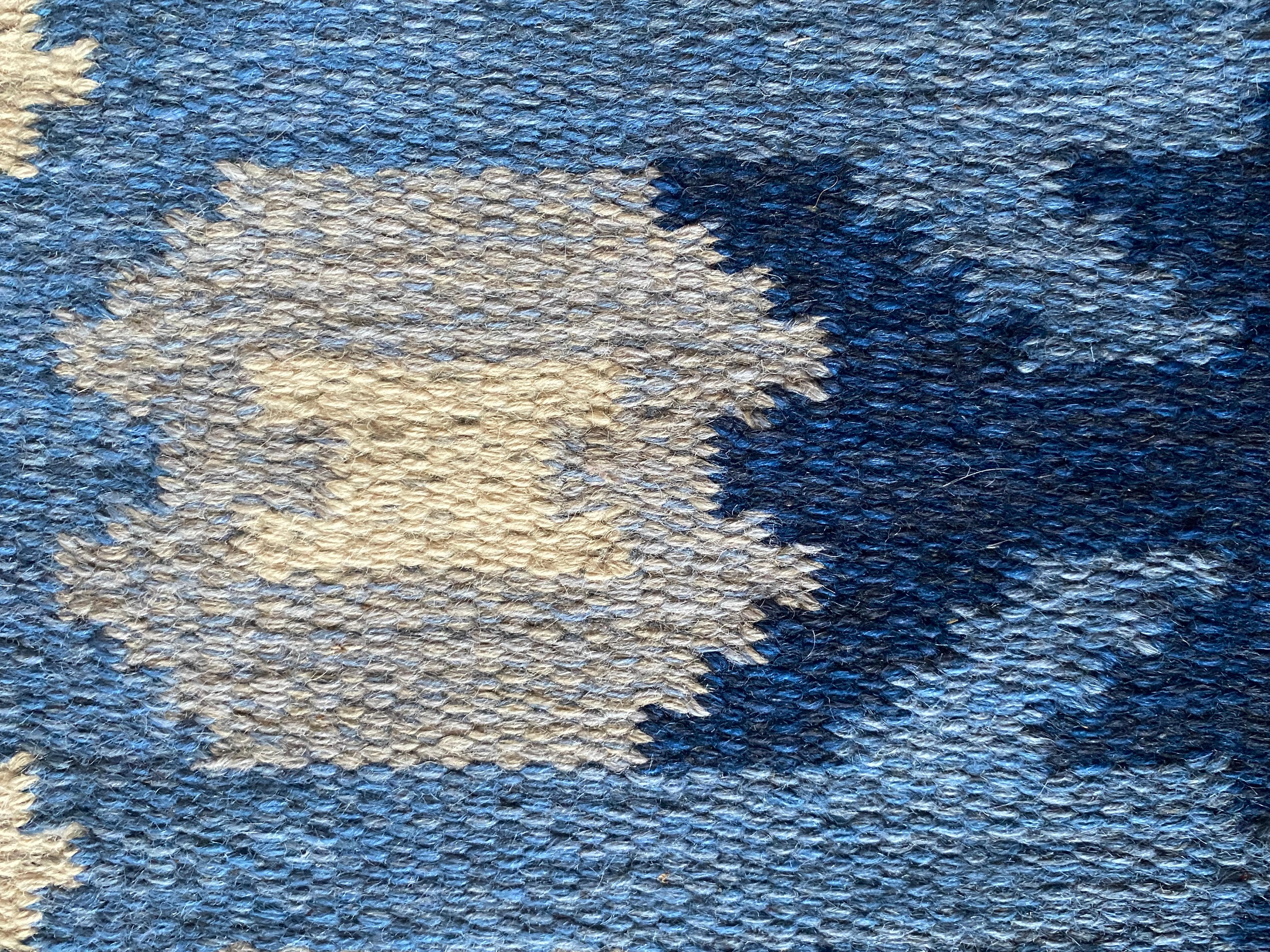 Tappeto a tessitura piatta The Modern Scandinavian Blue Rölakan di Berit Koenig Woelfer Svezia in vendita 3