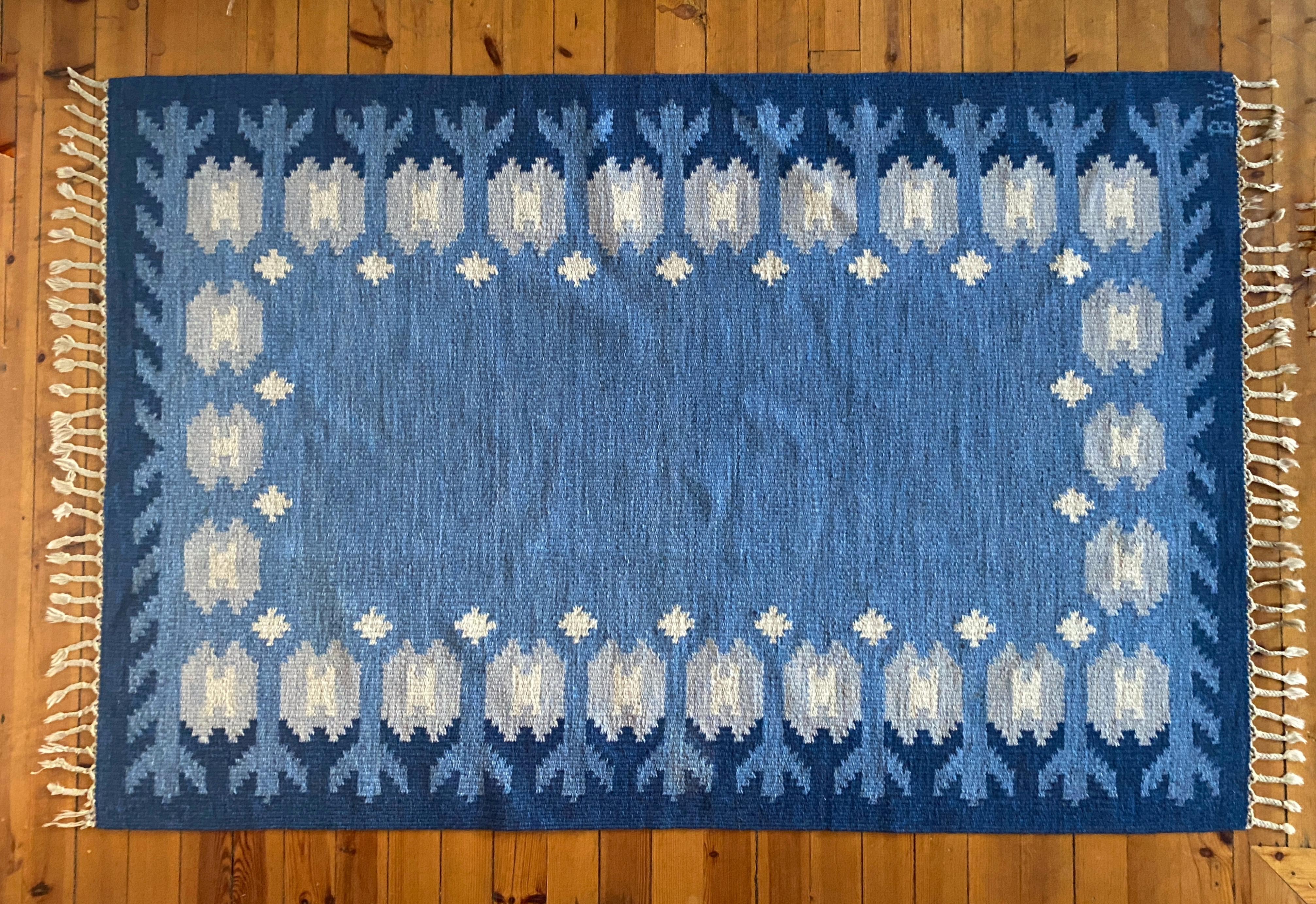 Scandinavo moderno Tappeto a tessitura piatta The Modern Scandinavian Blue Rölakan di Berit Koenig Woelfer Svezia in vendita