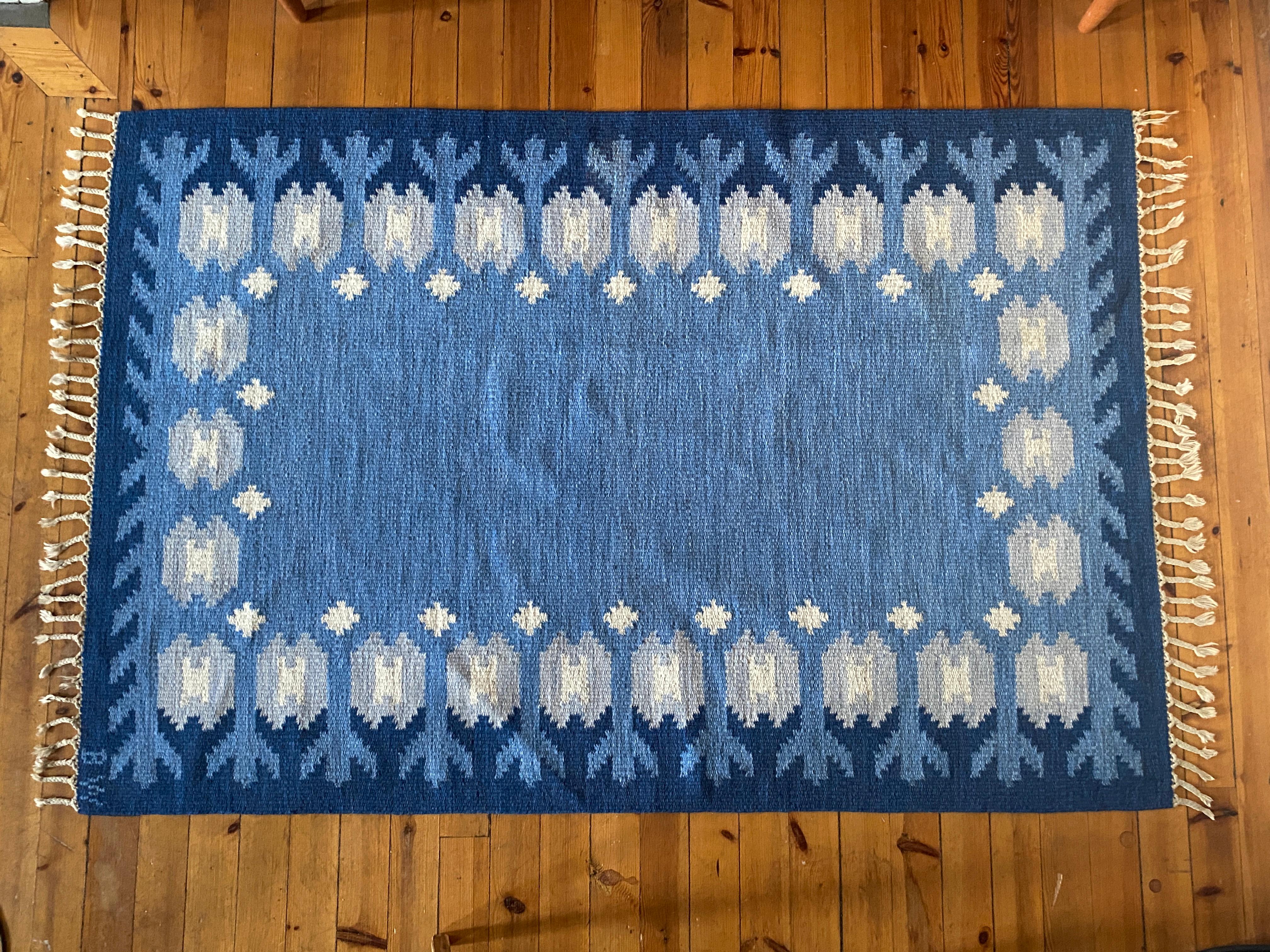Svedese Tappeto a tessitura piatta The Modern Scandinavian Blue Rölakan di Berit Koenig Woelfer Svezia in vendita