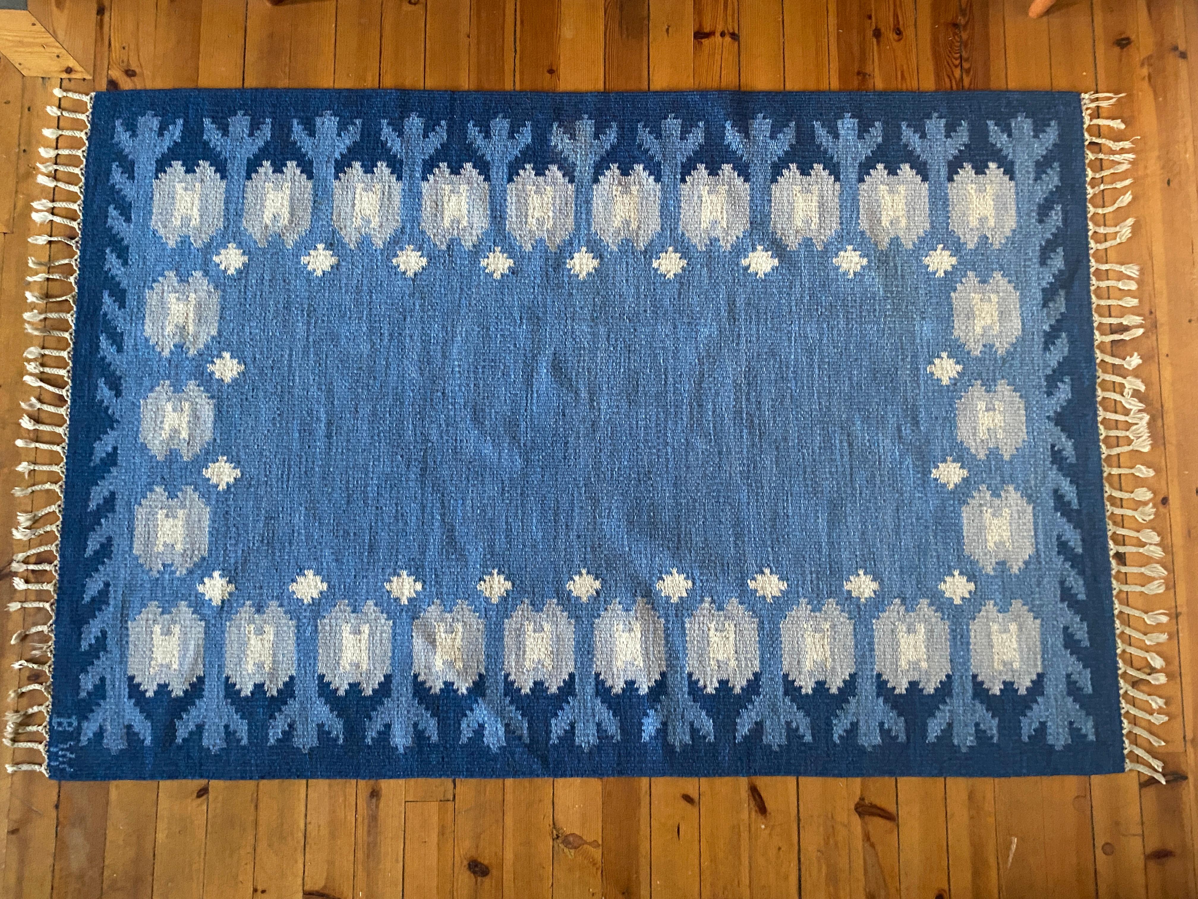 Tessuto a mano Tappeto a tessitura piatta The Modern Scandinavian Blue Rölakan di Berit Koenig Woelfer Svezia in vendita