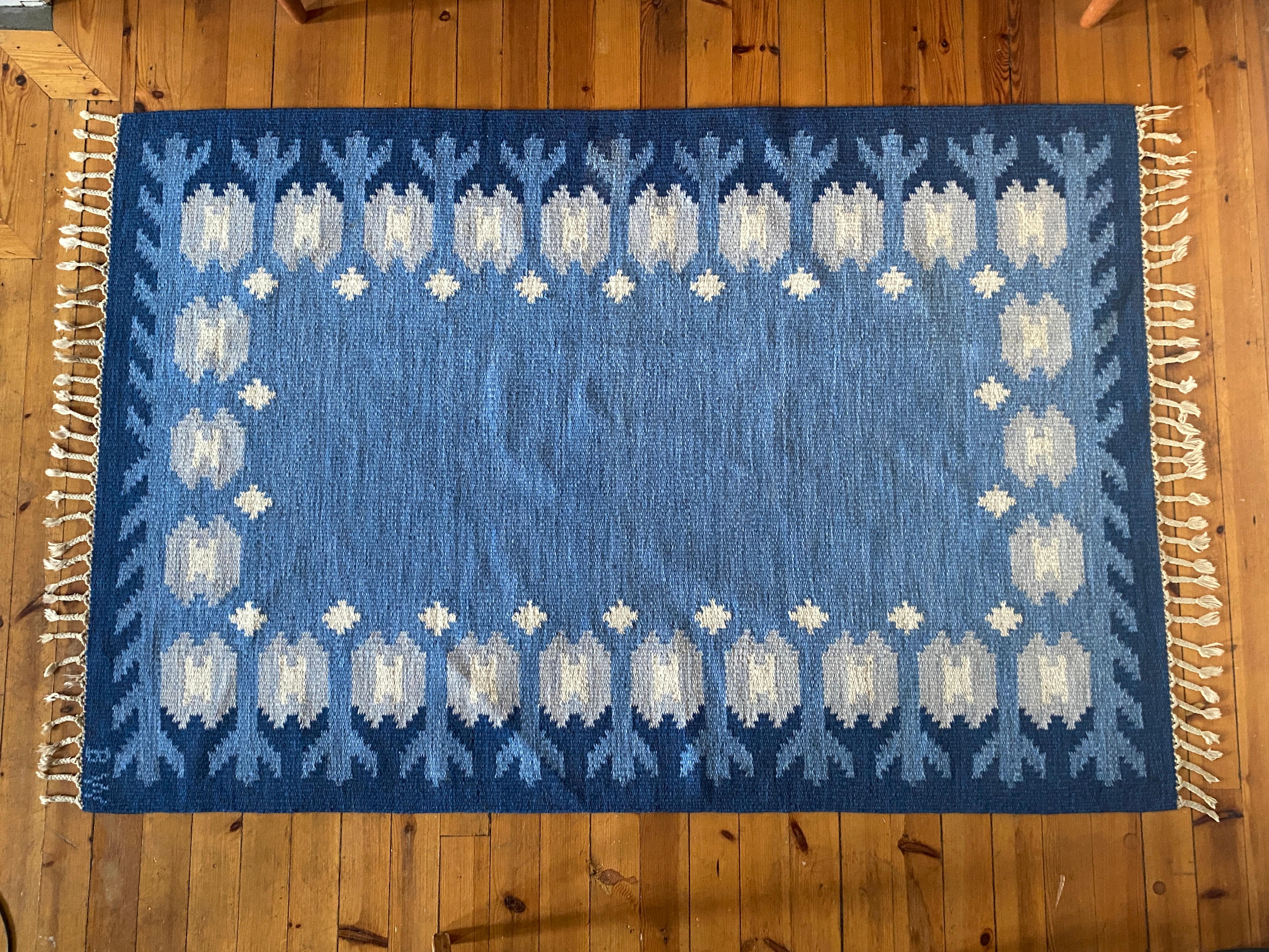Lana Tappeto a tessitura piatta The Modern Scandinavian Blue Rölakan di Berit Koenig Woelfer Svezia in vendita