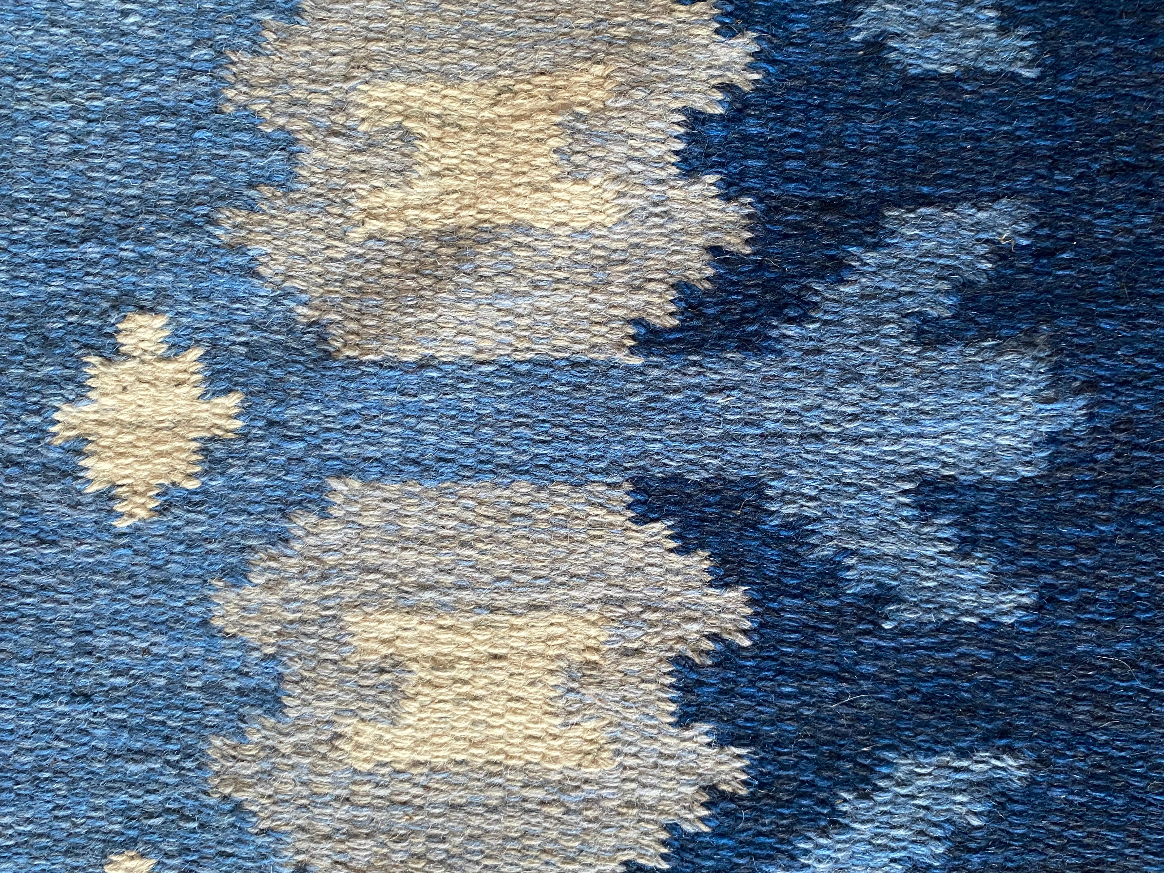 Tappeto a tessitura piatta The Modern Scandinavian Blue Rölakan di Berit Koenig Woelfer Svezia in vendita 1