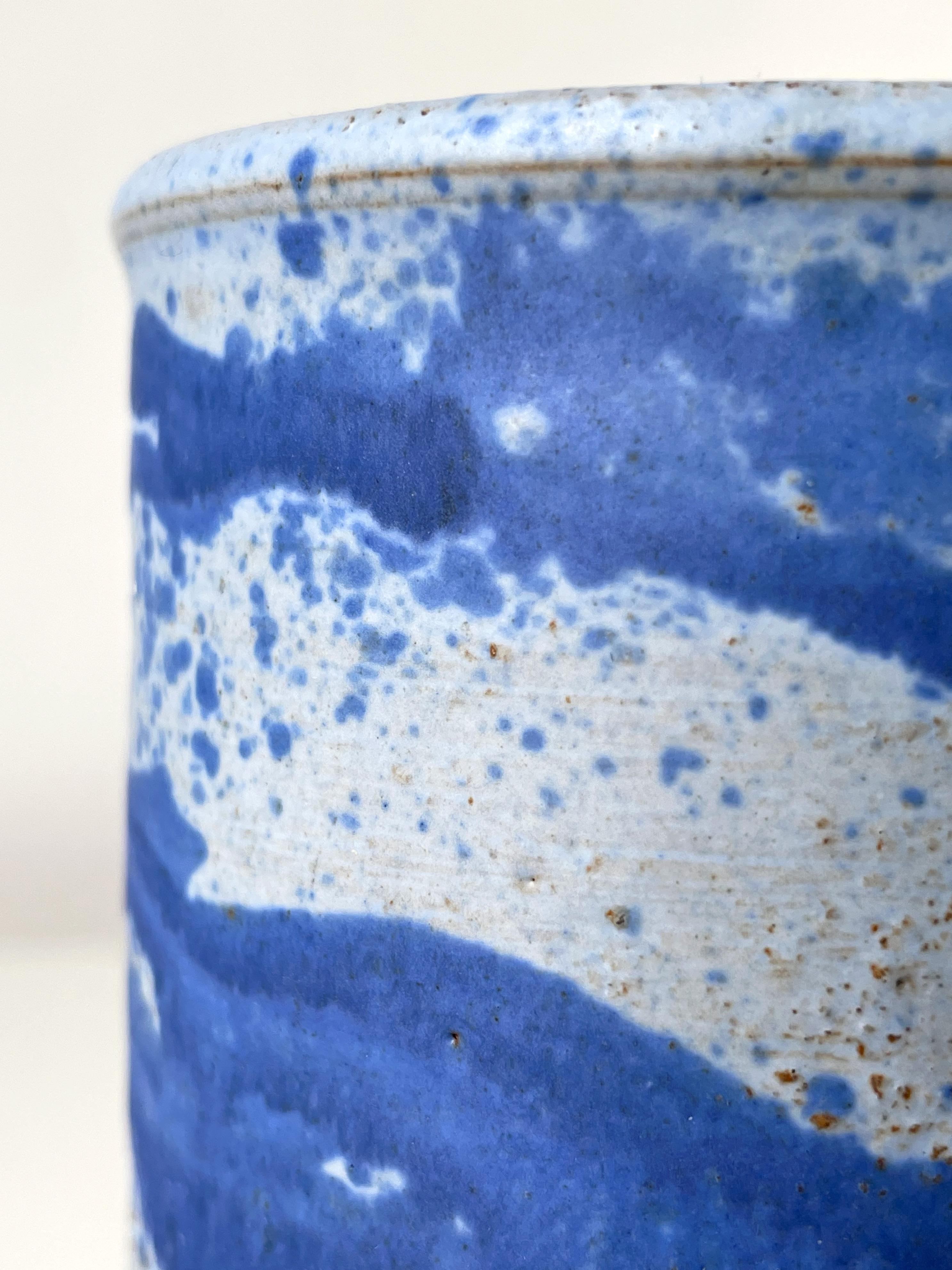 Skandinavische Moderne 1960er Jahre Blaue Spritzer-Dekor-Keramik-Zylinder-Vase im Angebot 7