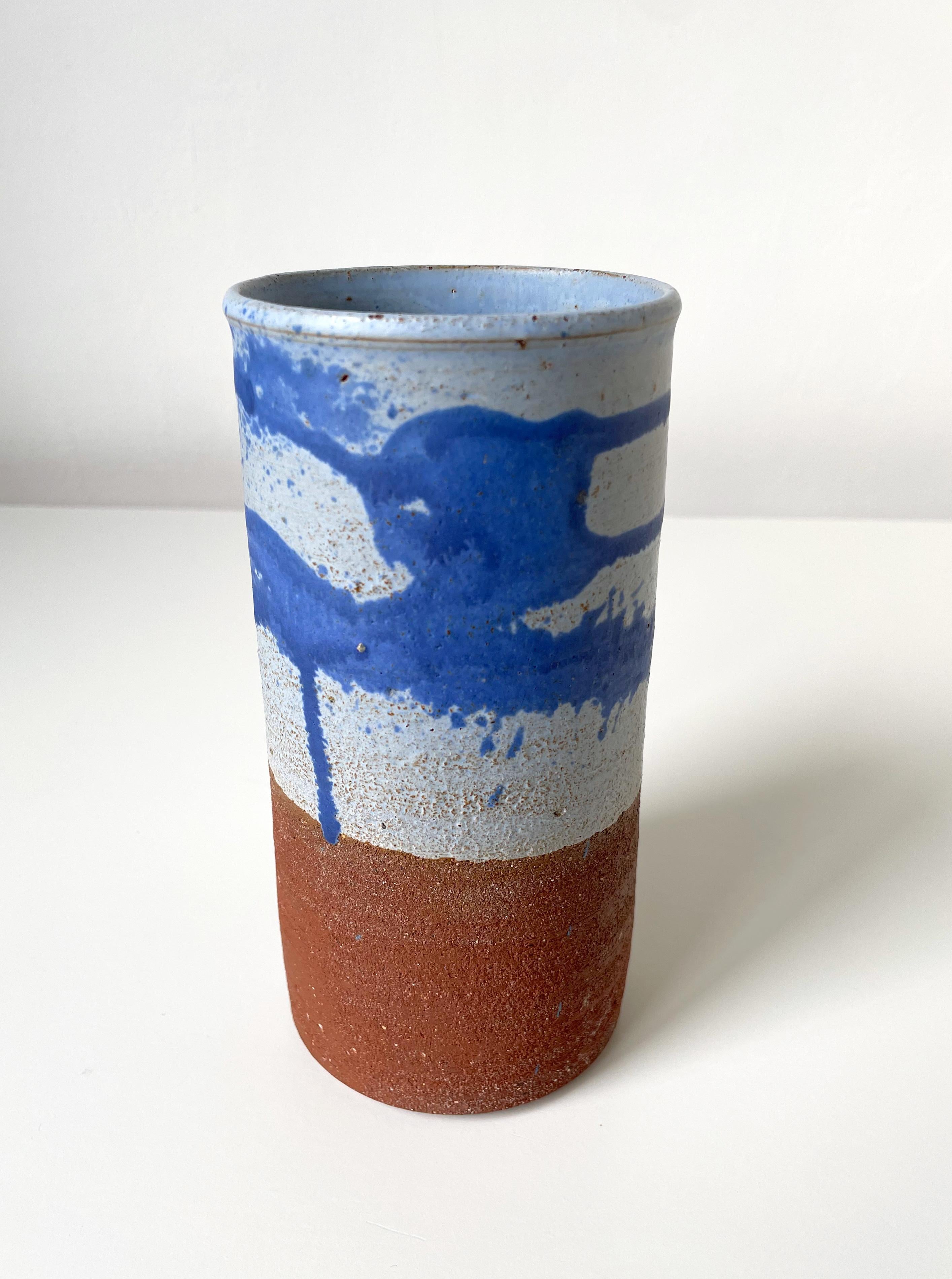 Skandinavische Moderne 1960er Jahre Blaue Spritzer-Dekor-Keramik-Zylinder-Vase im Angebot 2