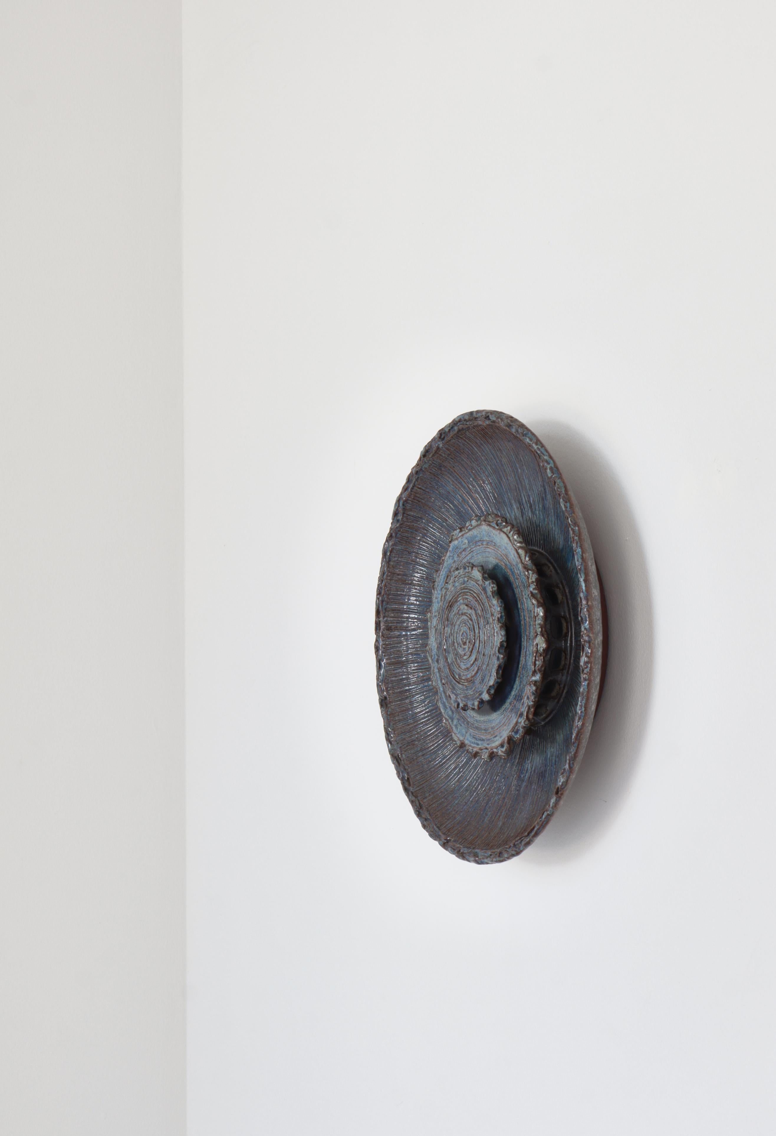 Aplique grande de gres con vidriado azul de Carl Johan Ege Nielsen para Dagnæs, Dinamarca. La lámpara está formada por un gran cuenco con dos discos más pequeños en su interior. La luz brilla a través de unos orificios redondos situados detrás de