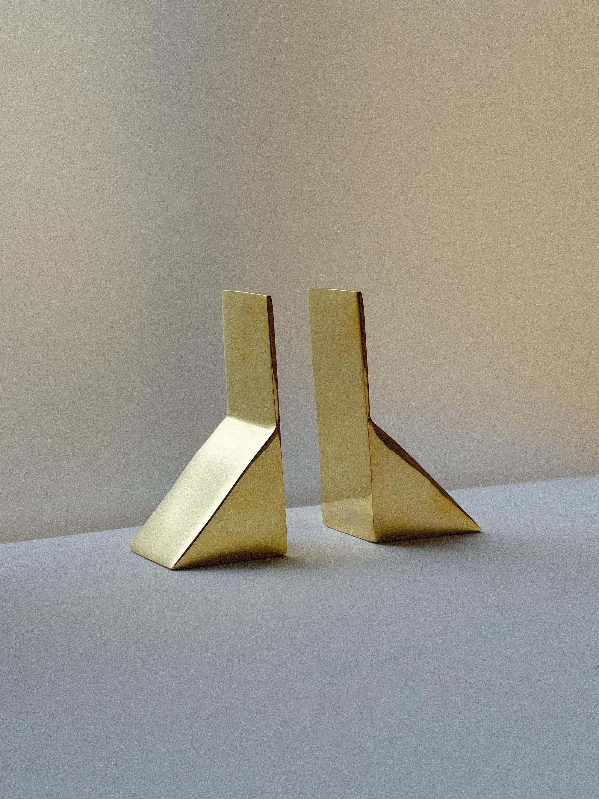 Eleva la tua libreria con i nostri splendidi reggilibri in ottone fuso. Questi lucidi terminali per libri combinano un design minimalista con un tocco di raffinatezza, offrendo funzionalità e stile alla tua casa o al tuo ufficio.

	-	Qualità