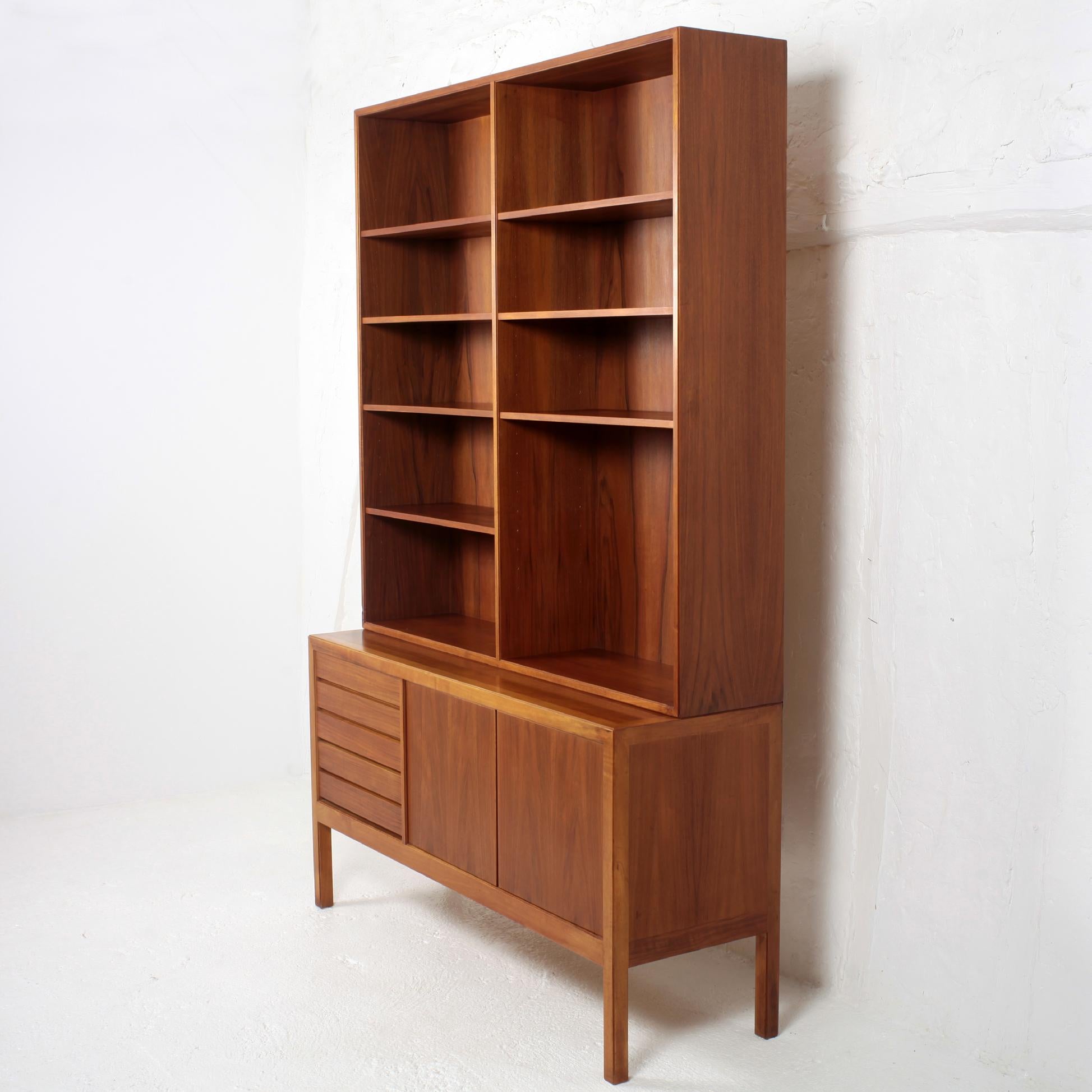 A Scandinavian modern bookcase by Alf Svensson for Bodafors.
In Rio palisander and Teak. (cites included).
The 2 elements are separable.
The 7 shelves are adjustable.
Manufacturer, designer and year of manufacture stamp
We have the same