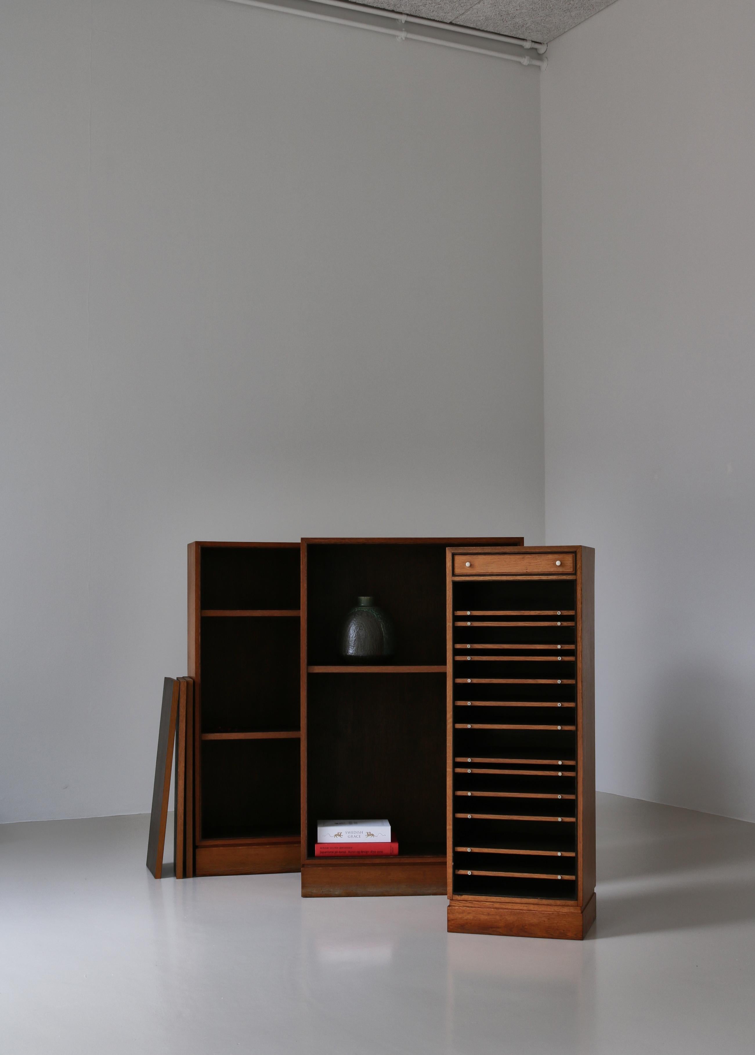 A pair of beautiful oak bookcases made by Danish cabinetmaker I.P. Mørck, Copenhagen in the 1930s. The bookcases are simple and functional with adjustable shelves. Elegant handmade profiles in stained oak.

I.P. Mørck was one of the most renowned