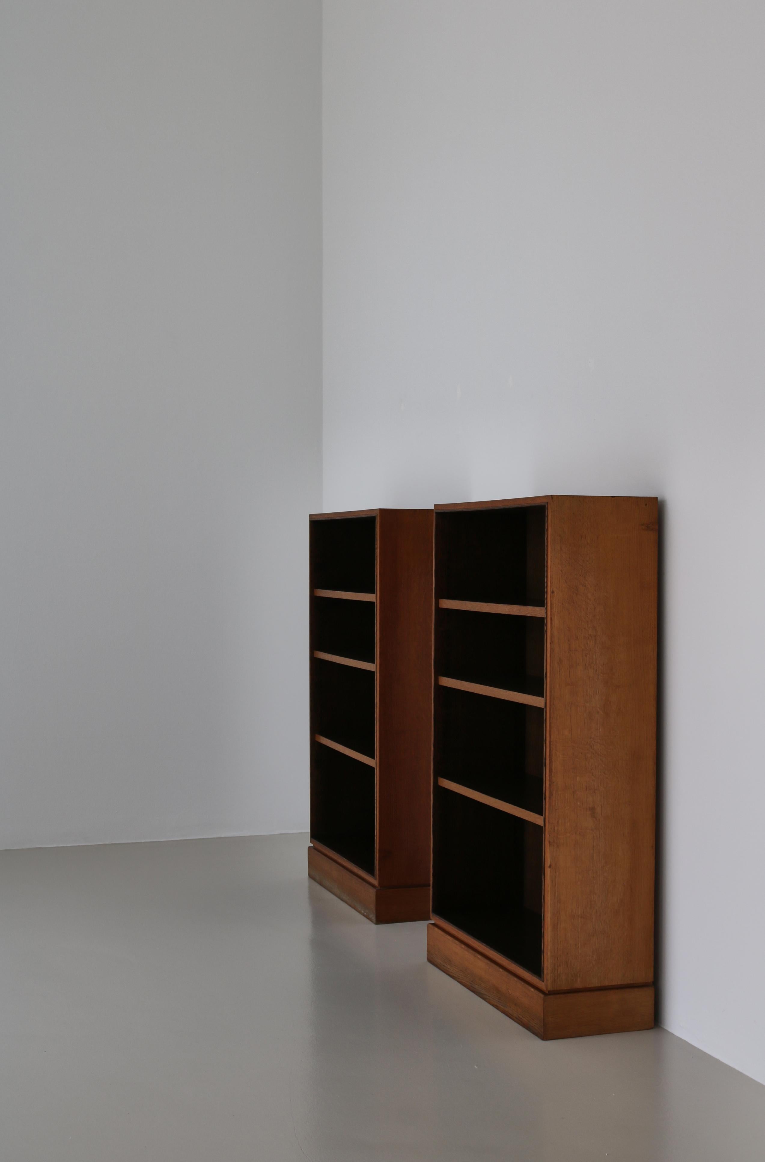 Scandinavian Modern Bookcases in Oak by Cabinetmaker I.P. Mørck, Denmark, 1930s In Good Condition For Sale In Odense, DK