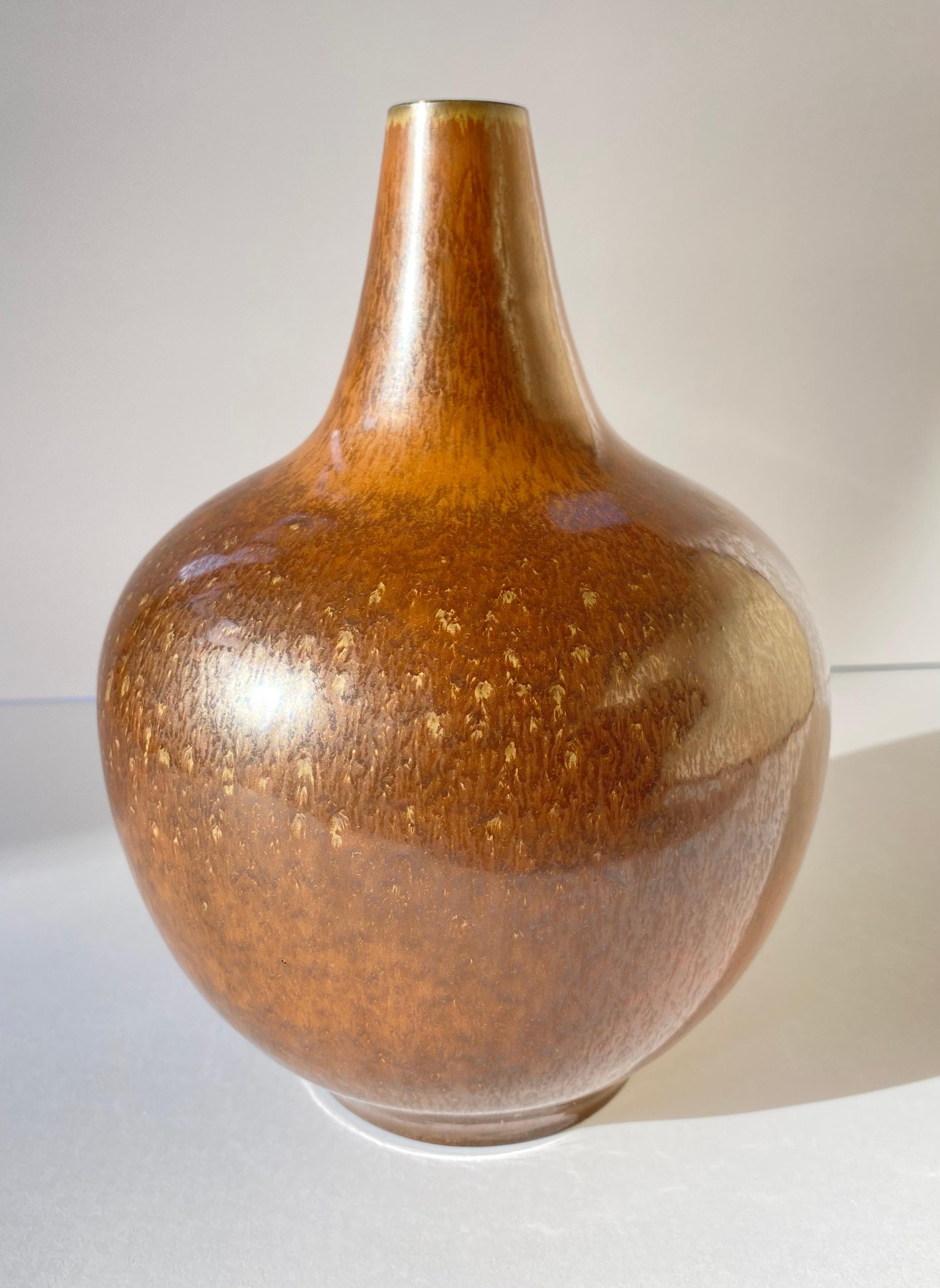Vernissé Vase à bouteille de style scandinave moderne par Gunnar Nylund pour Rorstrand en vente
