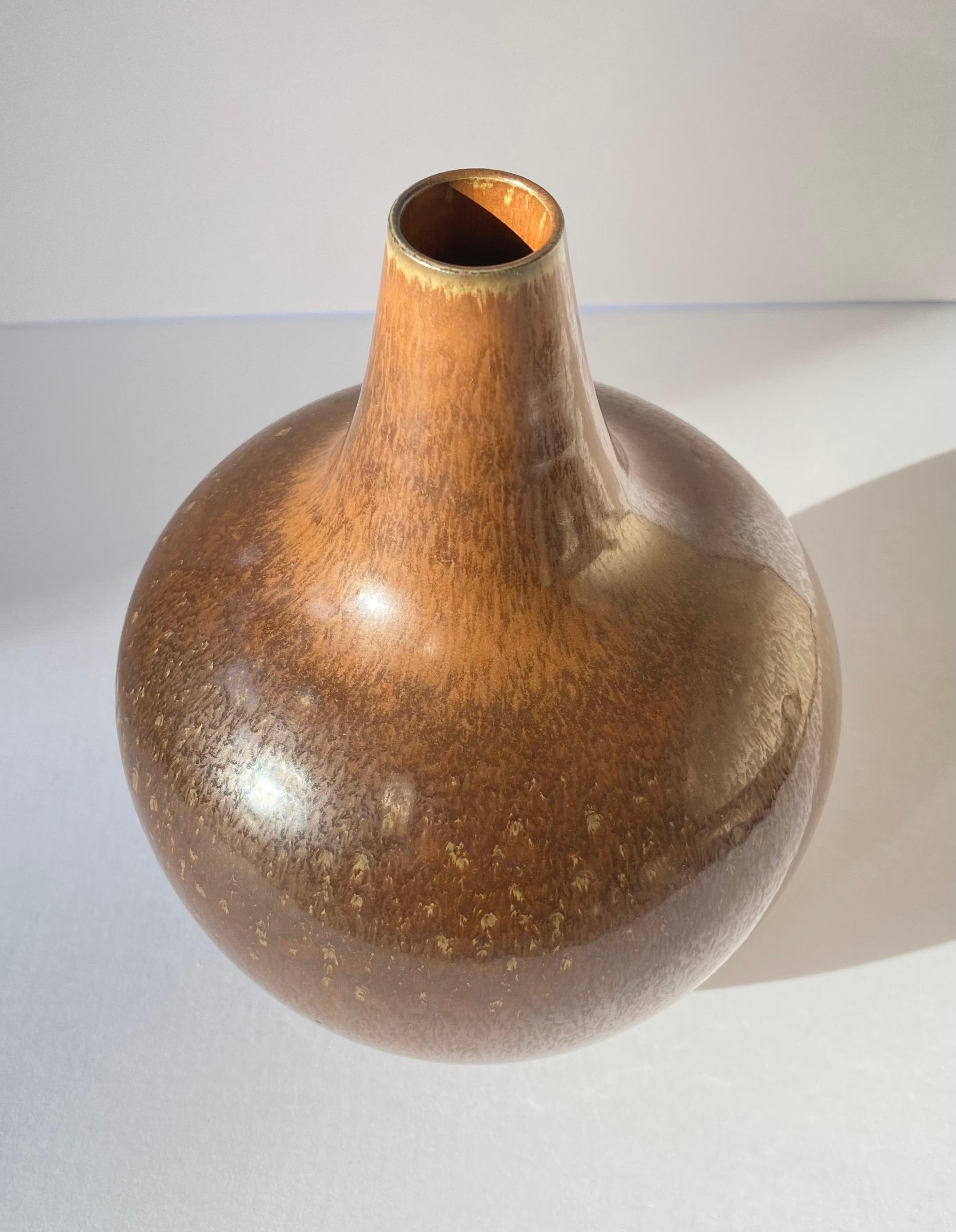Vase à bouteille de style scandinave moderne par Gunnar Nylund pour Rorstrand Excellent état - En vente à New York, NY