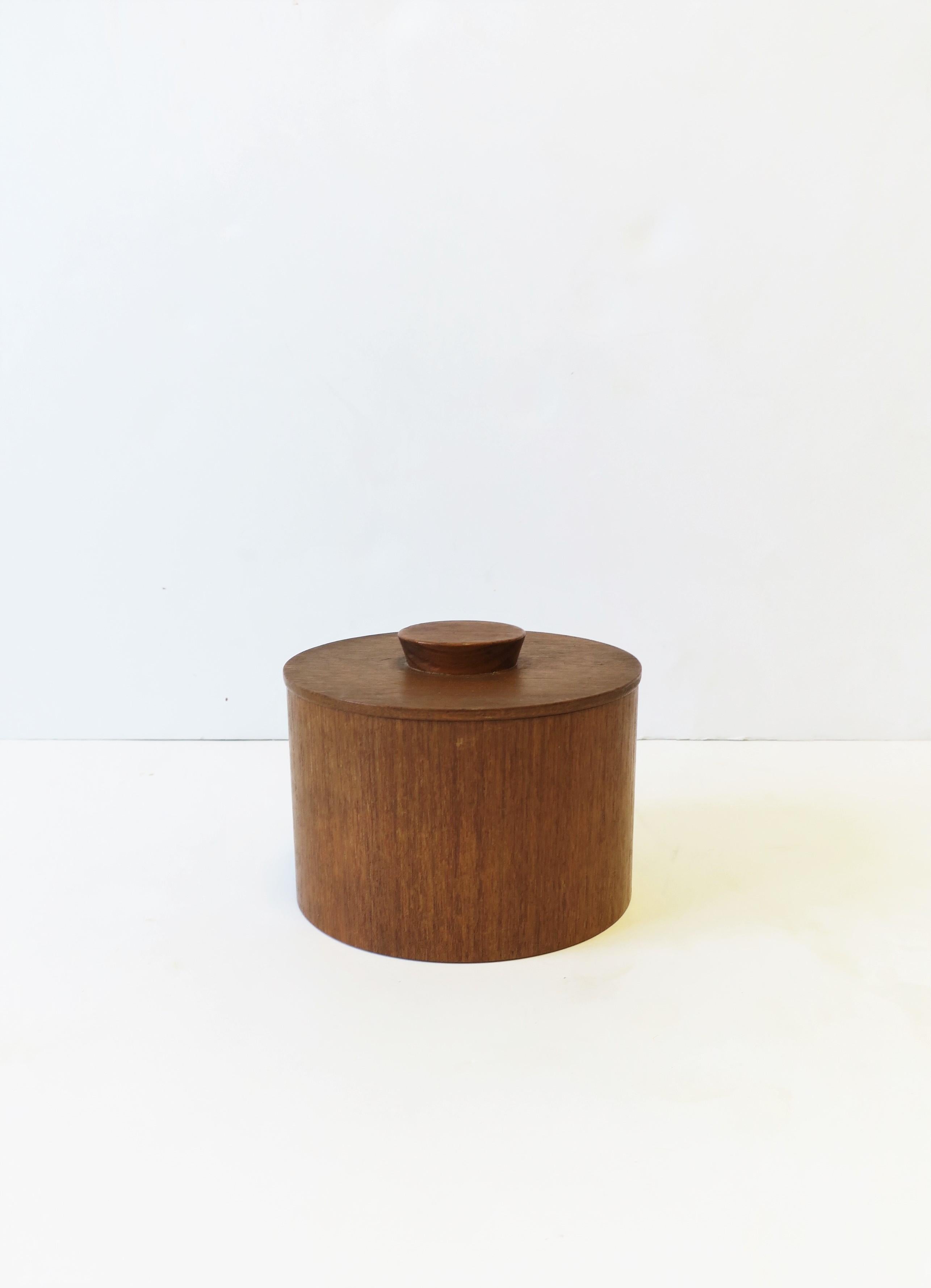 A round Scandinavian Modern teak wood box with lid, circa mid-20th century, Scandinavia. A great piece for a desk, vanity, closet area, etc. Dimensions: 5