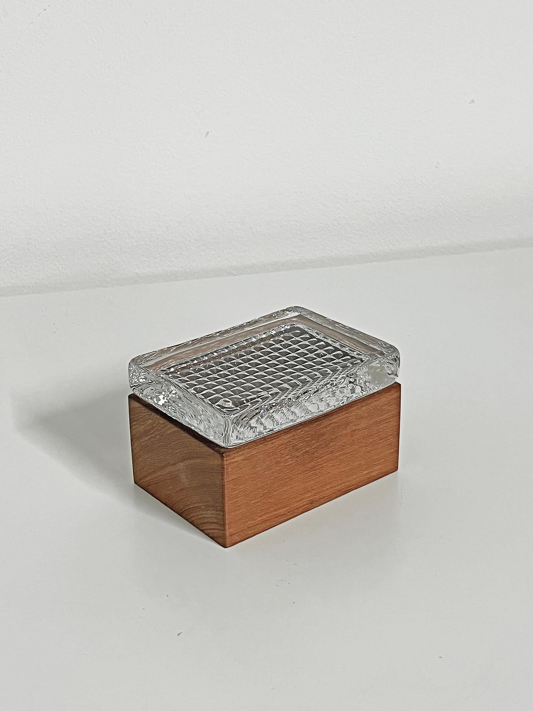 Decorative scandinavian modern box in teak and crystal attributed to Bengt Edenfalk, Skruf, ca 1960's.
Good vintage condition, wear and patina consistent with age and use.
Small dry crack, as seen on the last two pictures.