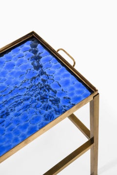 Mesita auxiliar de estilo moderno escandinavo, de latón y cristal, en azul y dorado, de los años 50