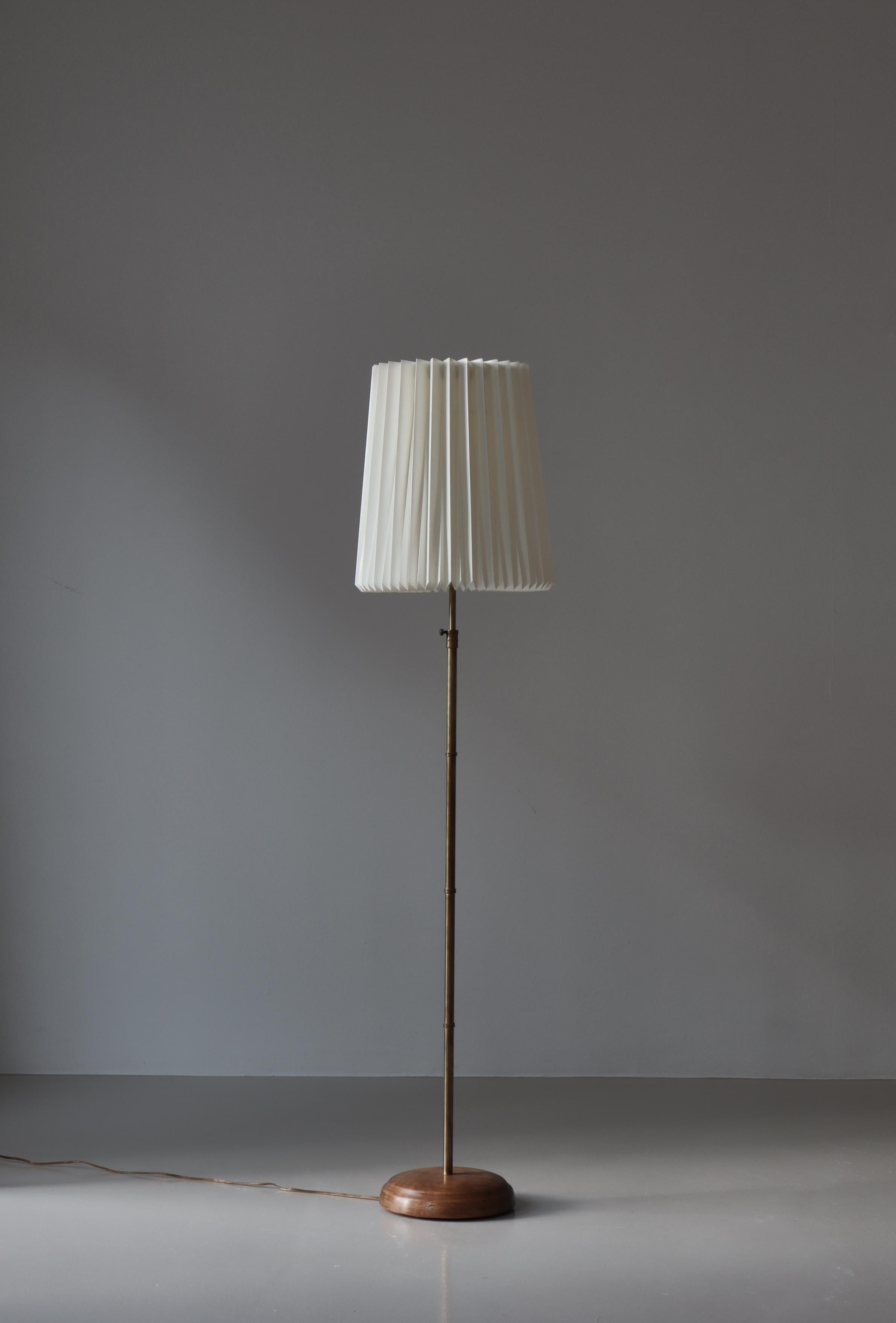 Lampada da terra The Modern Scandinavian in ottone e legno di quercia con. Paralume Le Klint, anni '50 in vendita 3
