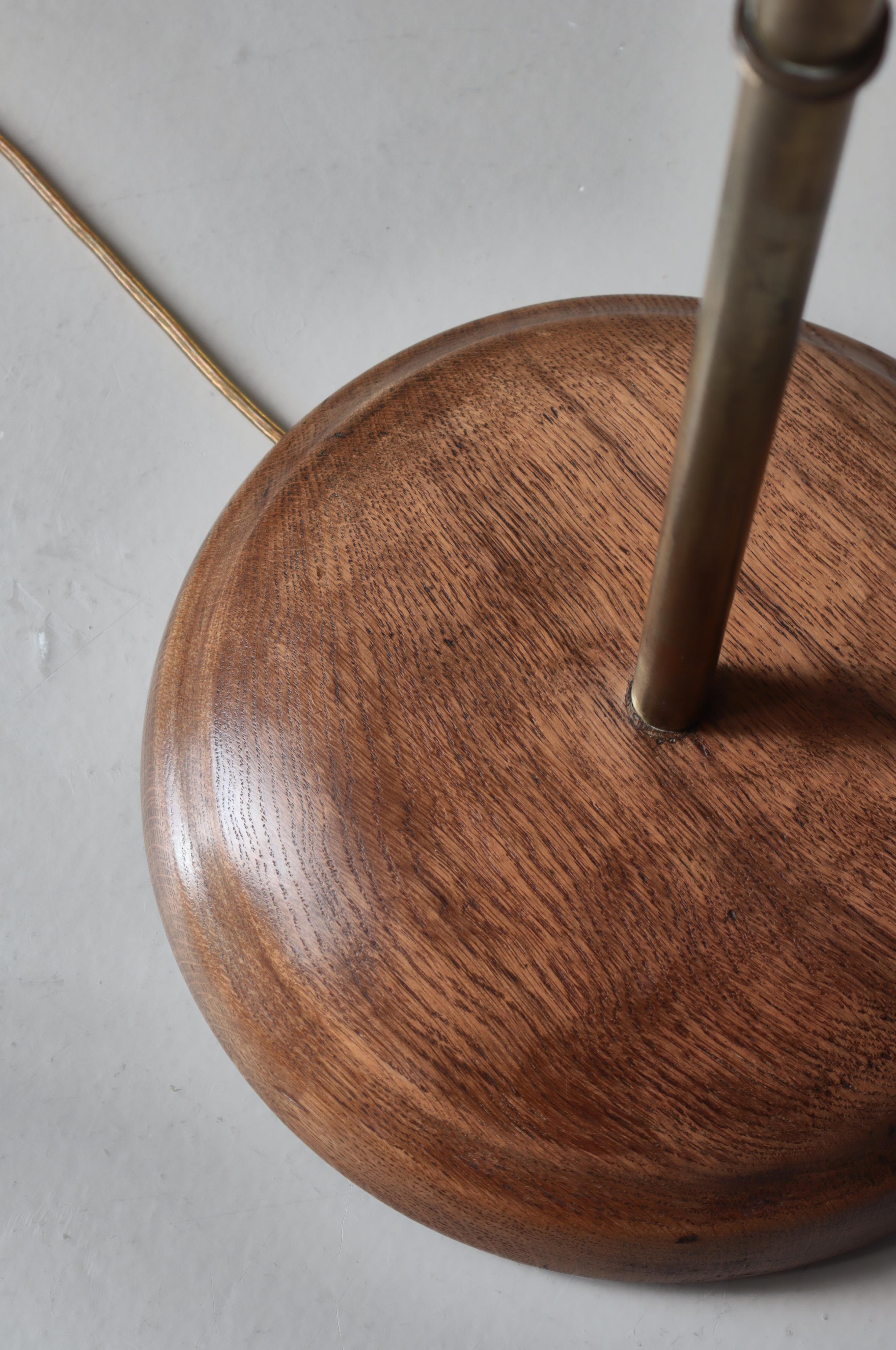 Lampada da terra The Modern Scandinavian in ottone e legno di quercia con. Paralume Le Klint, anni '50 in vendita 4