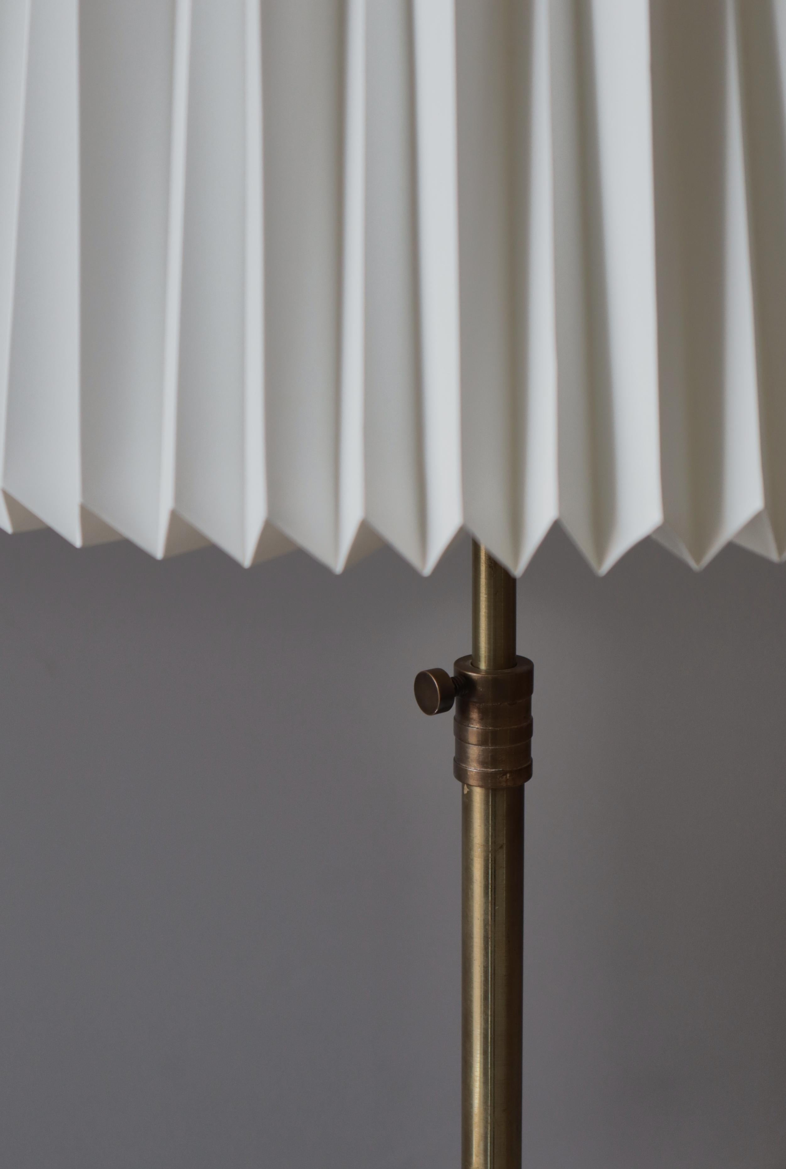 Lampada da terra The Modern Scandinavian in ottone e legno di quercia con. Paralume Le Klint, anni '50 in vendita 6
