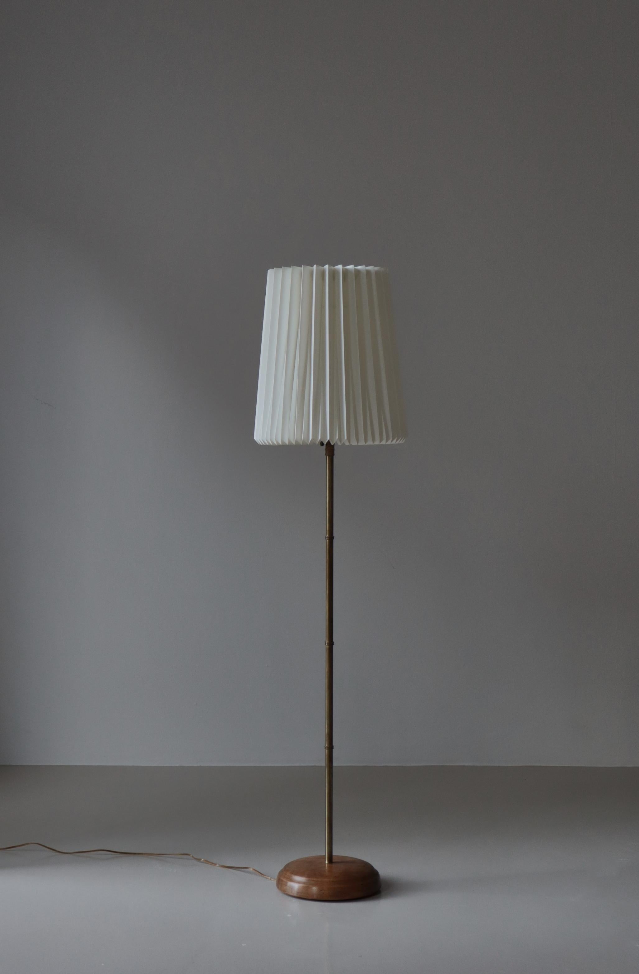Lampada da terra The Modern Scandinavian in ottone e legno di quercia con. Paralume Le Klint, anni '50 in vendita 8