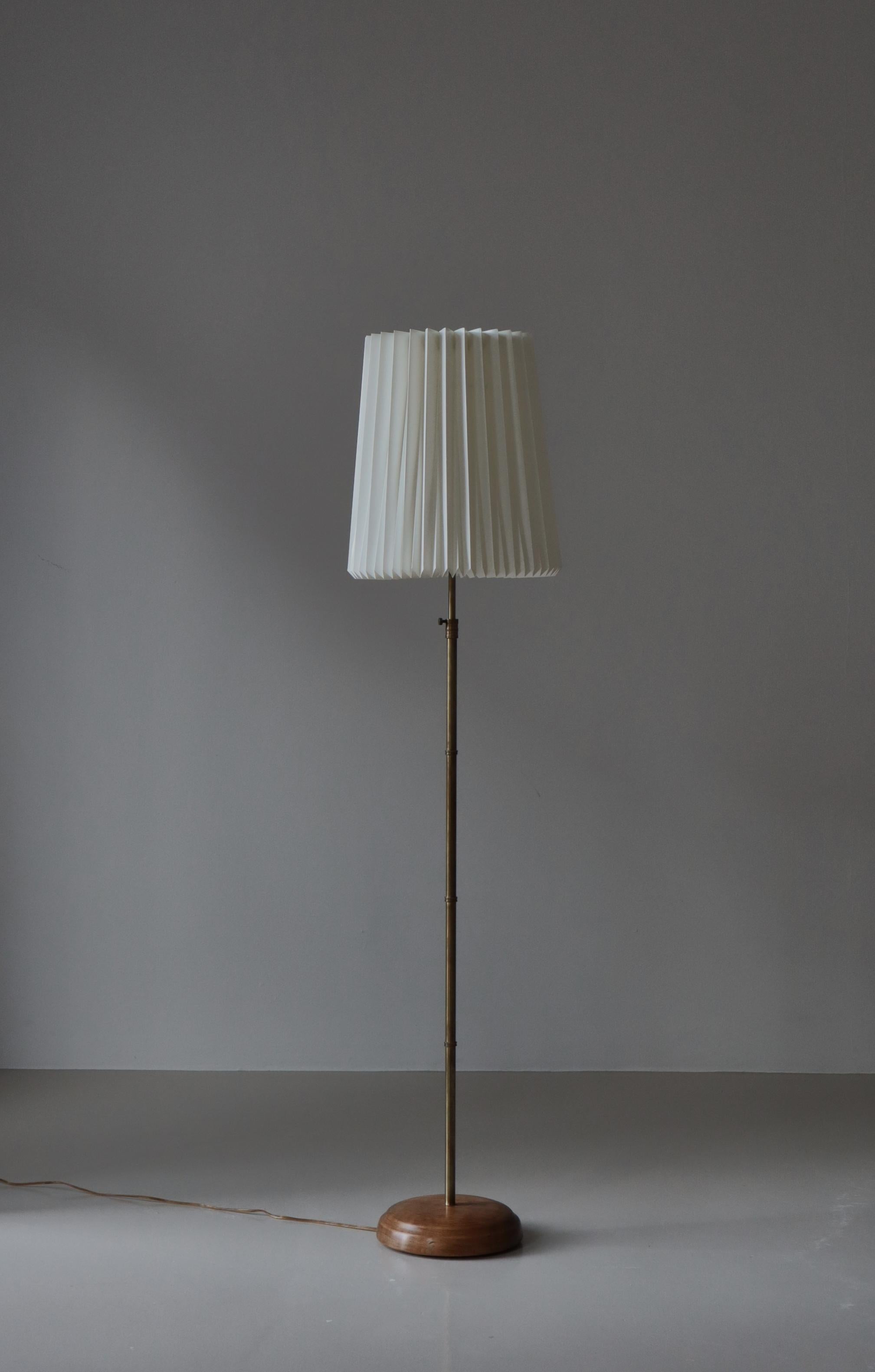 Lampada da terra The Modern Scandinavian in ottone e legno di quercia con. Paralume Le Klint, anni '50 in vendita 9