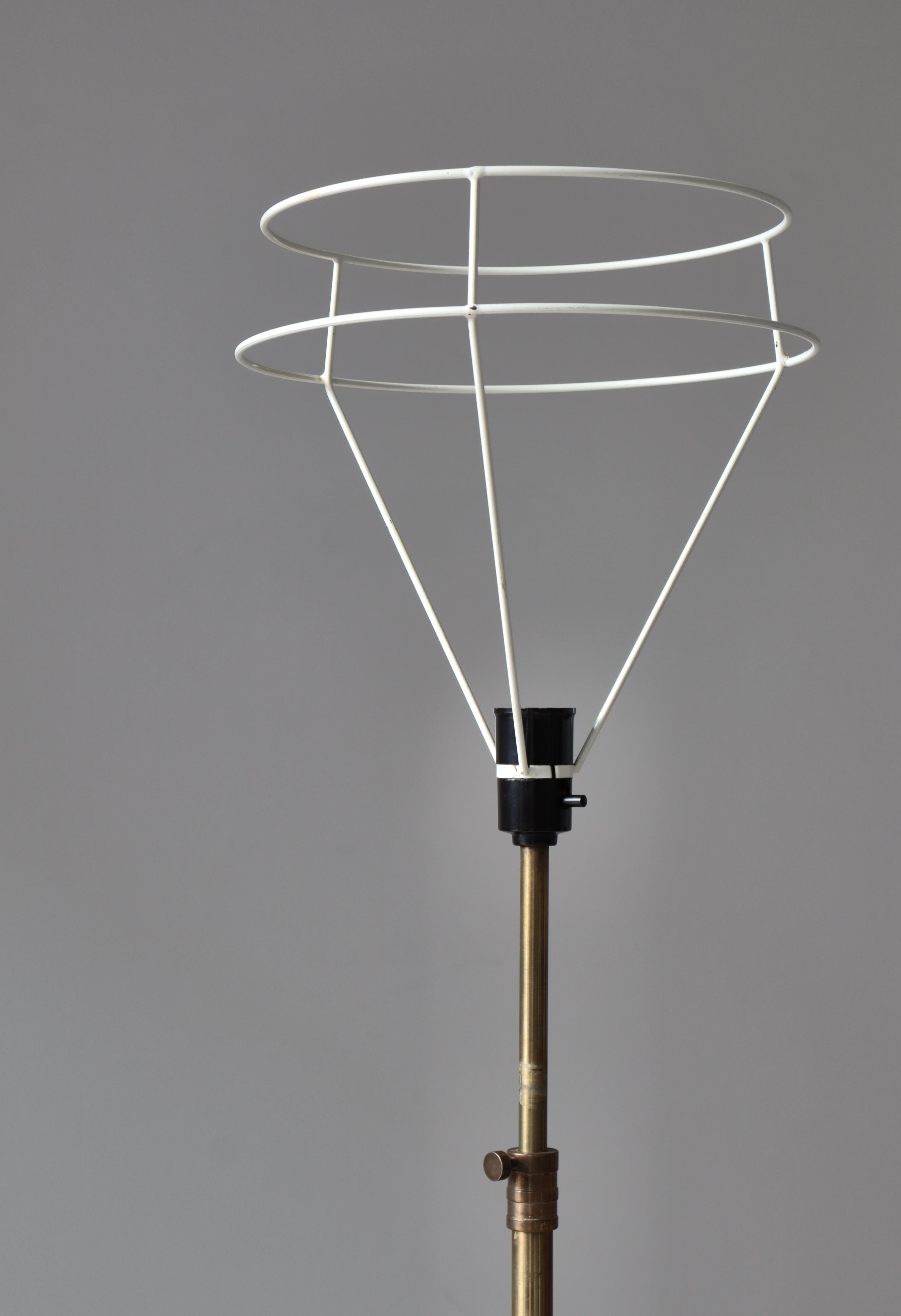 Lampada da terra The Modern Scandinavian in ottone e legno di quercia con. Paralume Le Klint, anni '50 in vendita 10