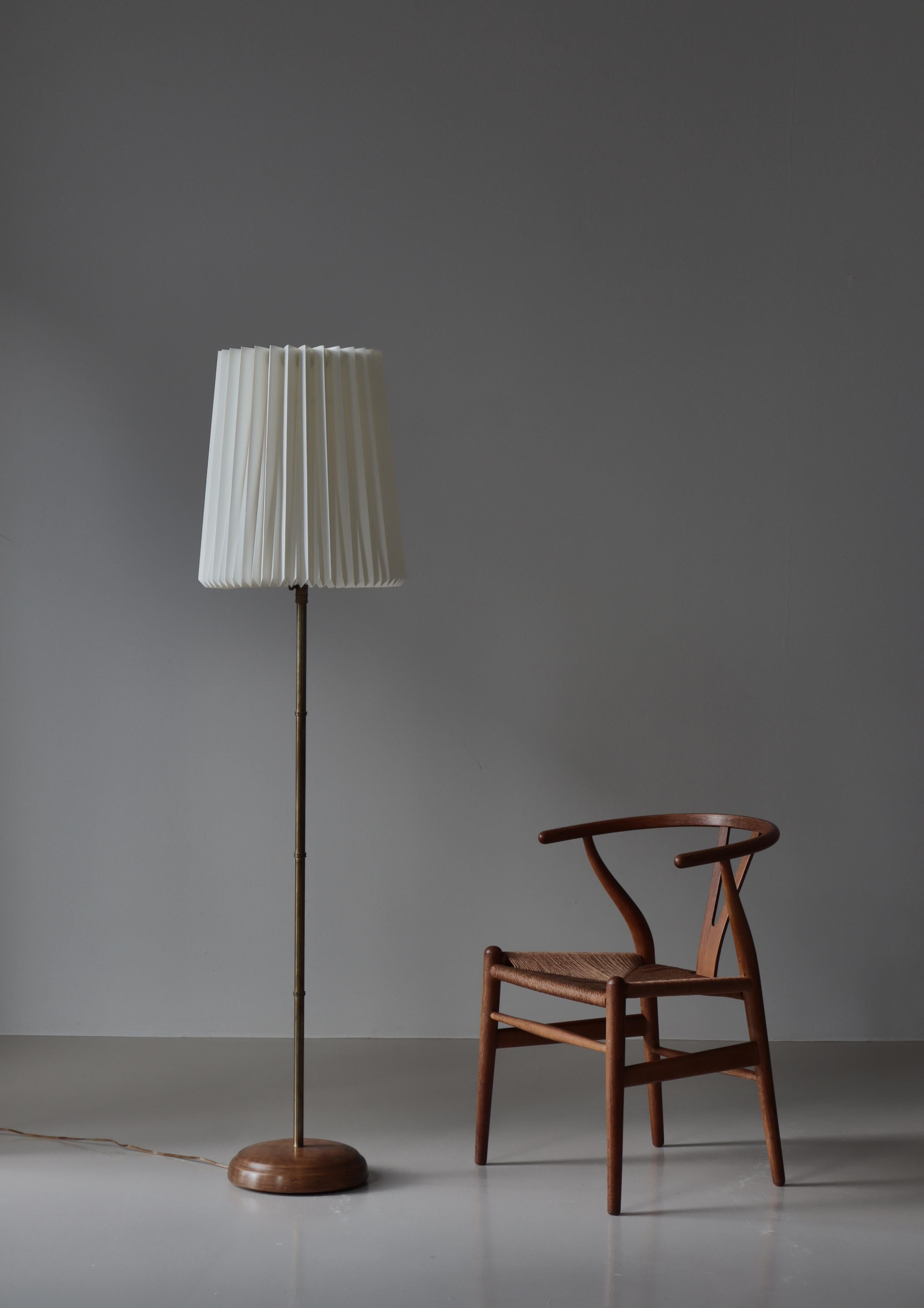 Lampada da terra The Modern Scandinavian in ottone e legno di quercia con. Paralume Le Klint, anni '50 in vendita 11
