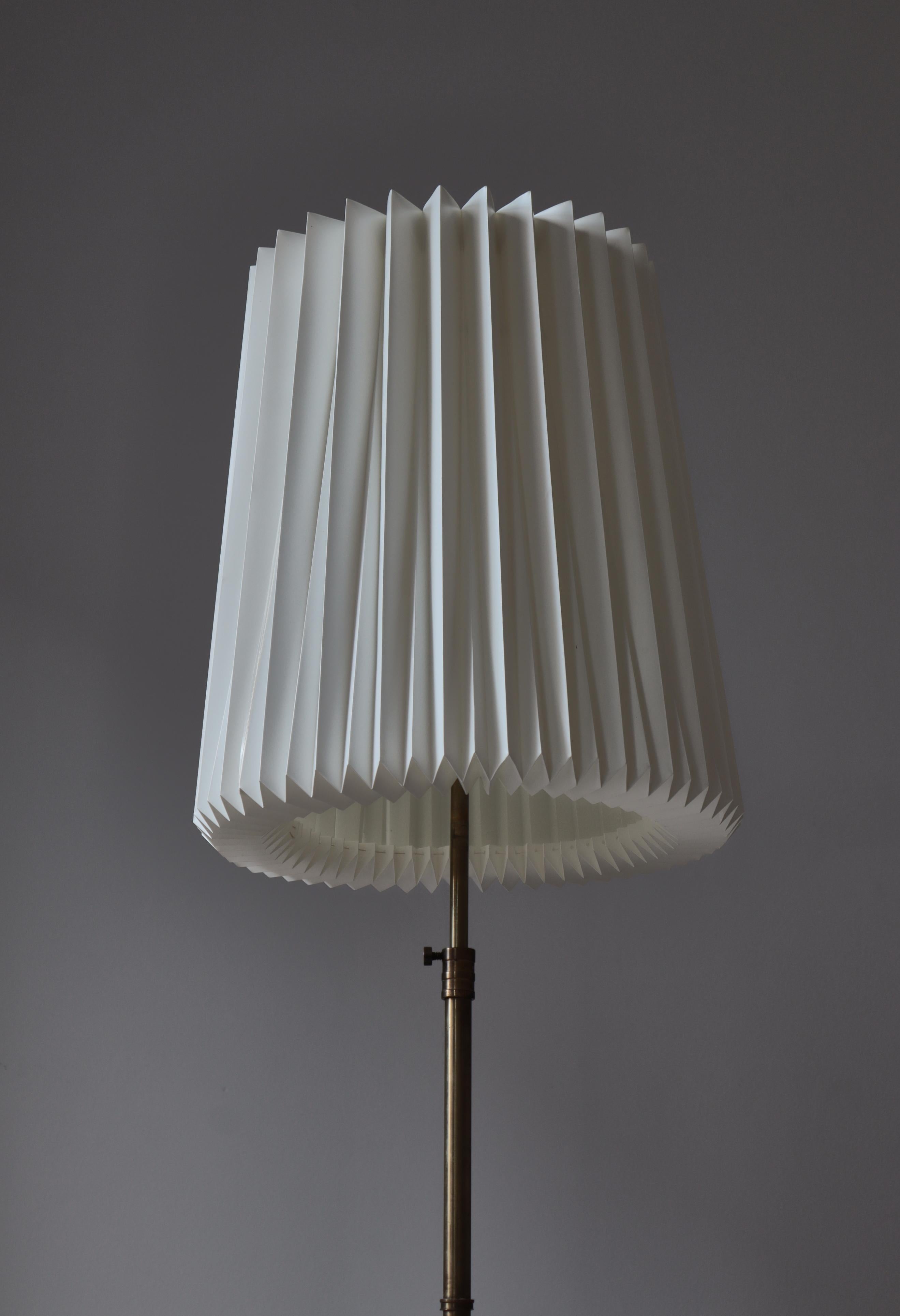 Scandinavo moderno Lampada da terra The Modern Scandinavian in ottone e legno di quercia con. Paralume Le Klint, anni '50 in vendita