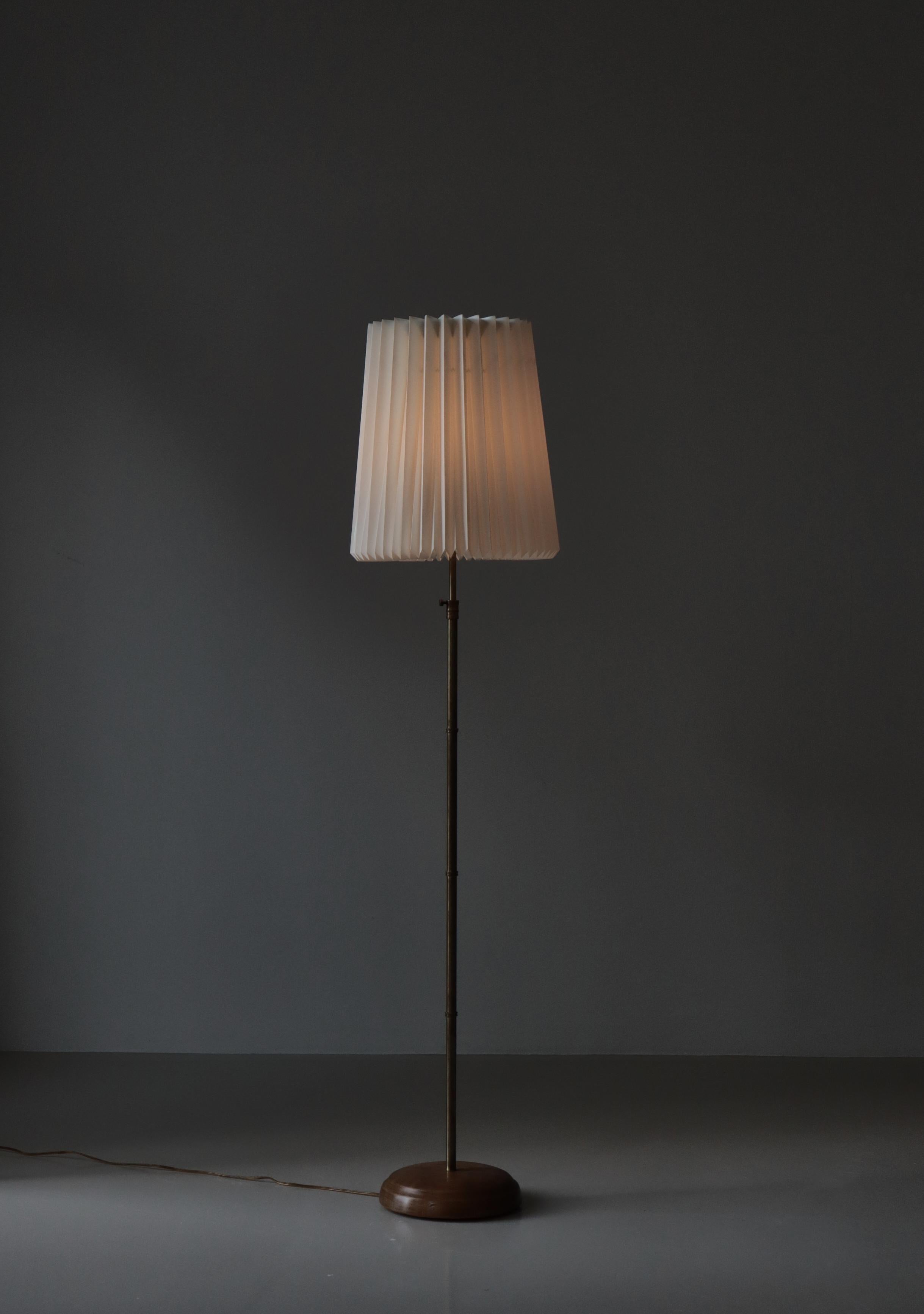 Metà XX secolo Lampada da terra The Modern Scandinavian in ottone e legno di quercia con. Paralume Le Klint, anni '50 in vendita