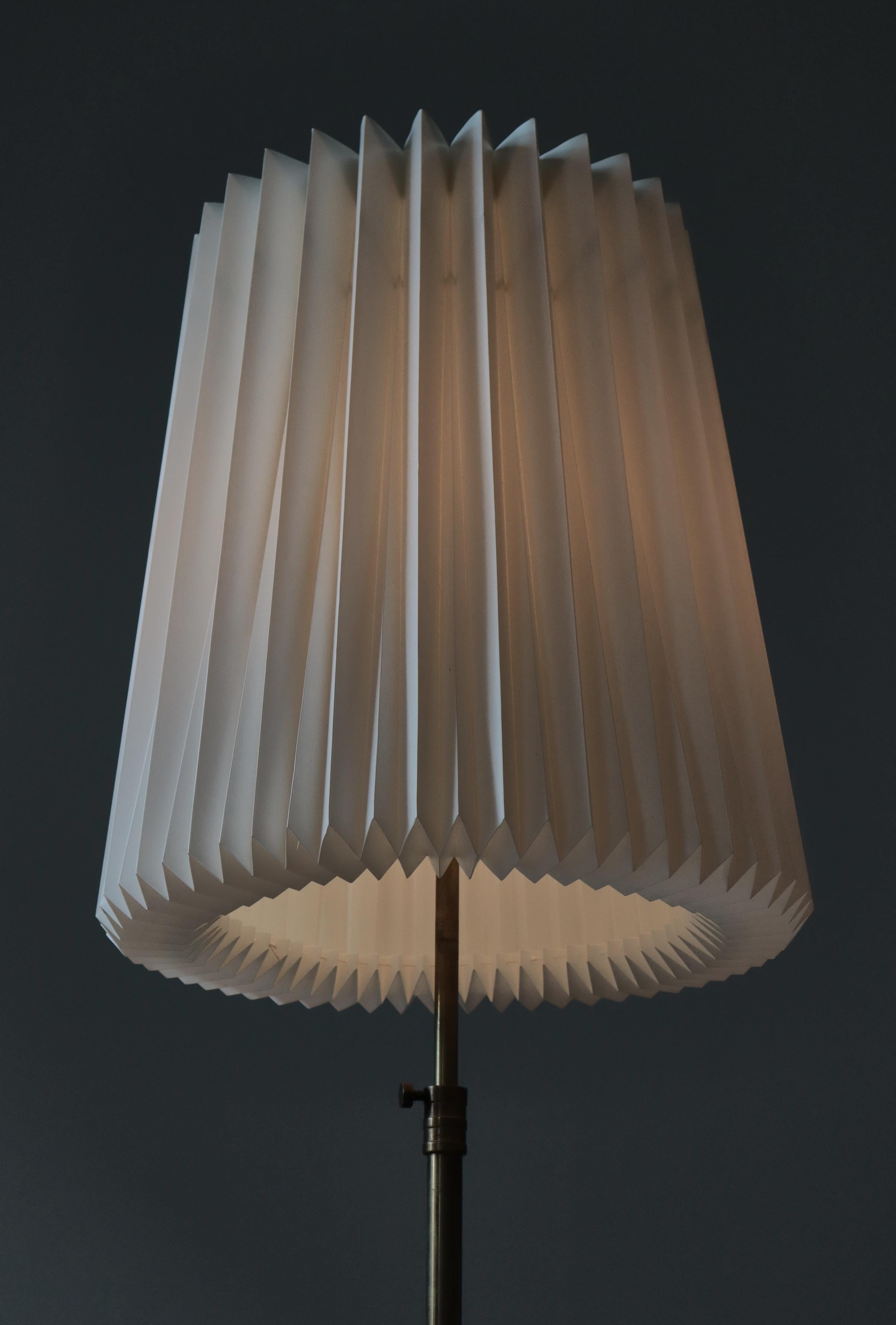 Ottone Lampada da terra The Modern Scandinavian in ottone e legno di quercia con. Paralume Le Klint, anni '50 in vendita