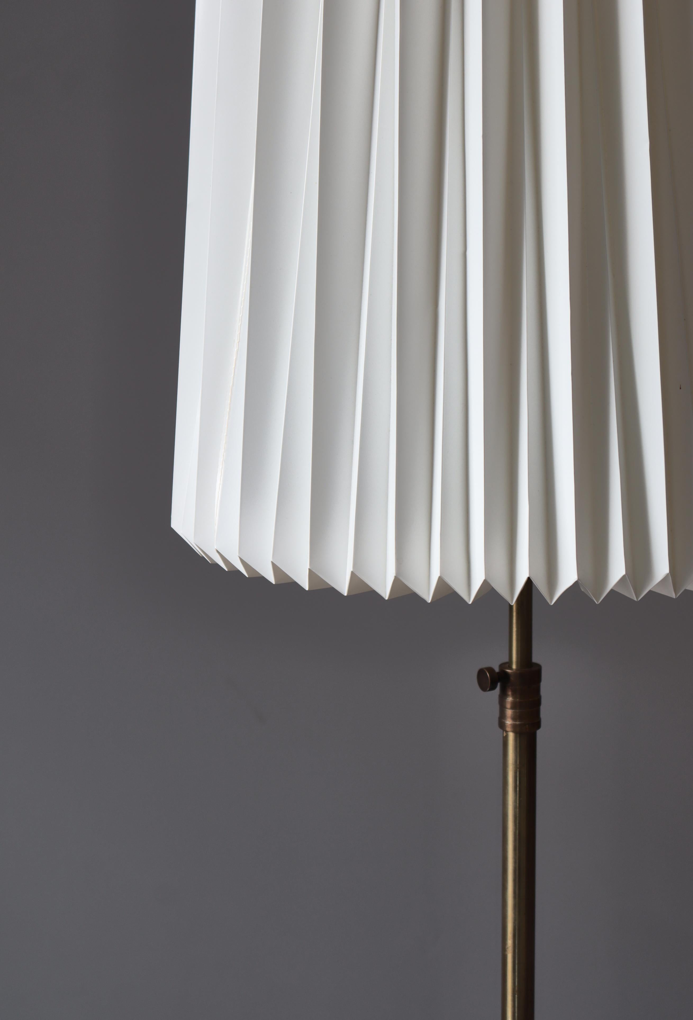 Lampada da terra The Modern Scandinavian in ottone e legno di quercia con. Paralume Le Klint, anni '50 in vendita 1