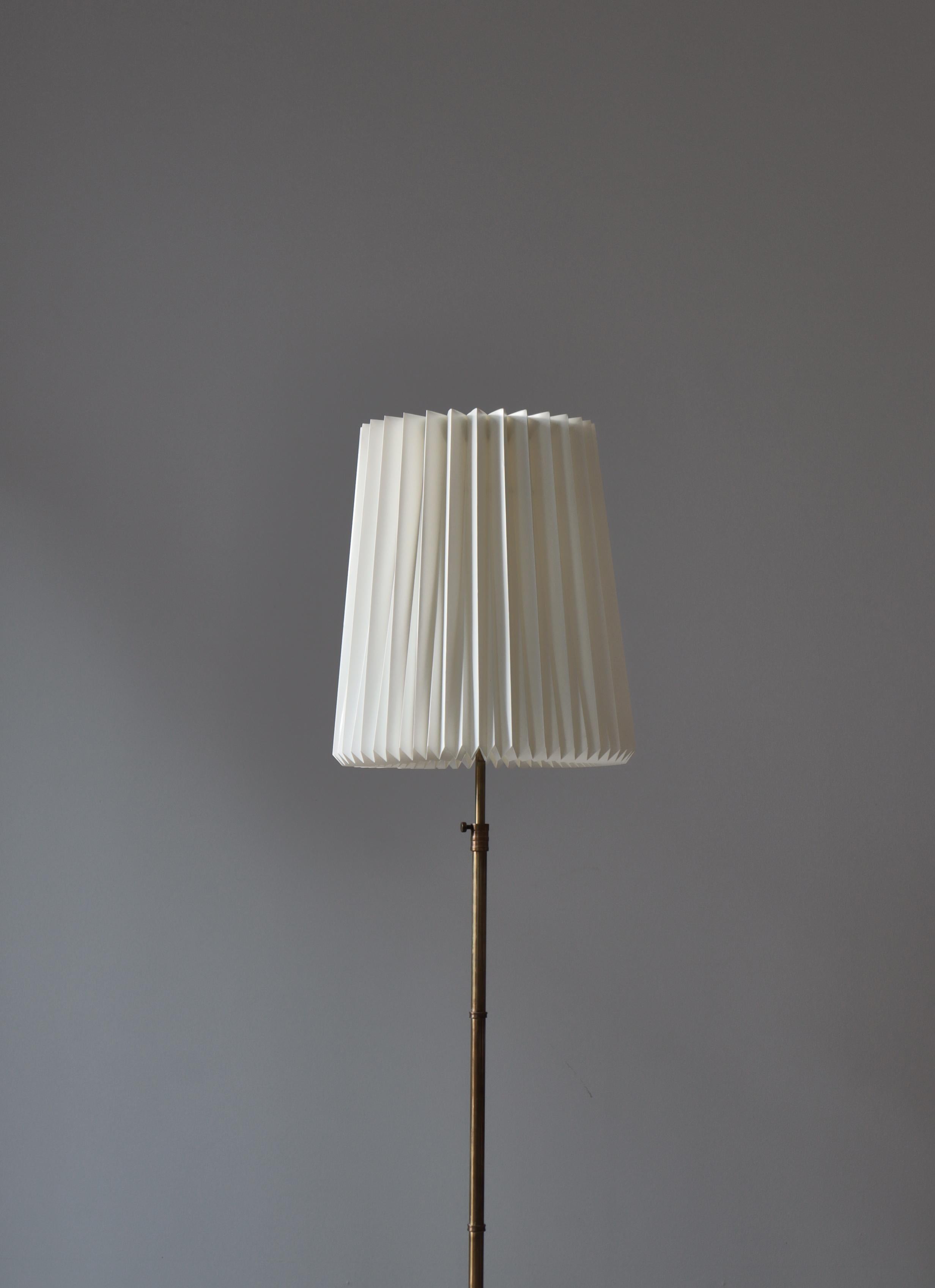 Lampada da terra The Modern Scandinavian in ottone e legno di quercia con. Paralume Le Klint, anni '50 in vendita 2