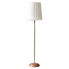 Skandinavische Modernität Stehlampe aus Messing und Eichenholz w. Le Klint-Schirm, 1950er-Jahre