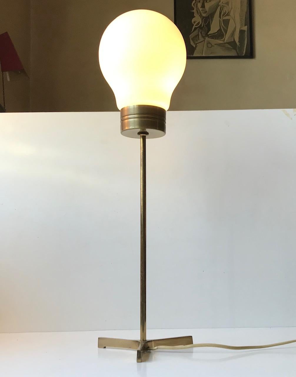 Scandinave moderne Lampe de bureau scandinave moderne à trois pieds en laiton et opaline, années 1960 en vente