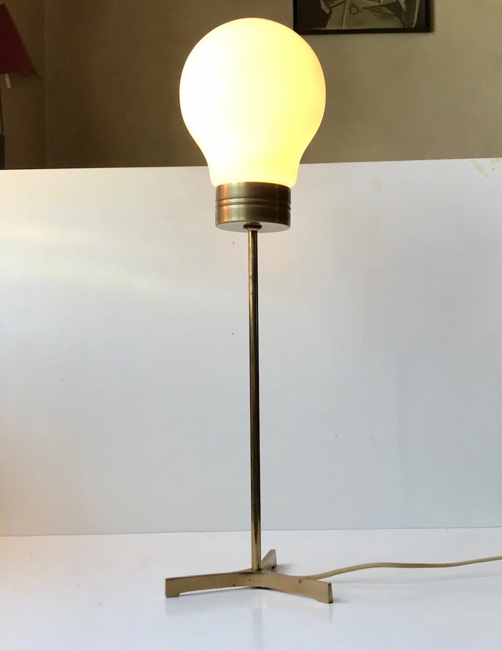 Lampe de bureau scandinave moderne à trois pieds en laiton et opaline, années 1960 en vente 2