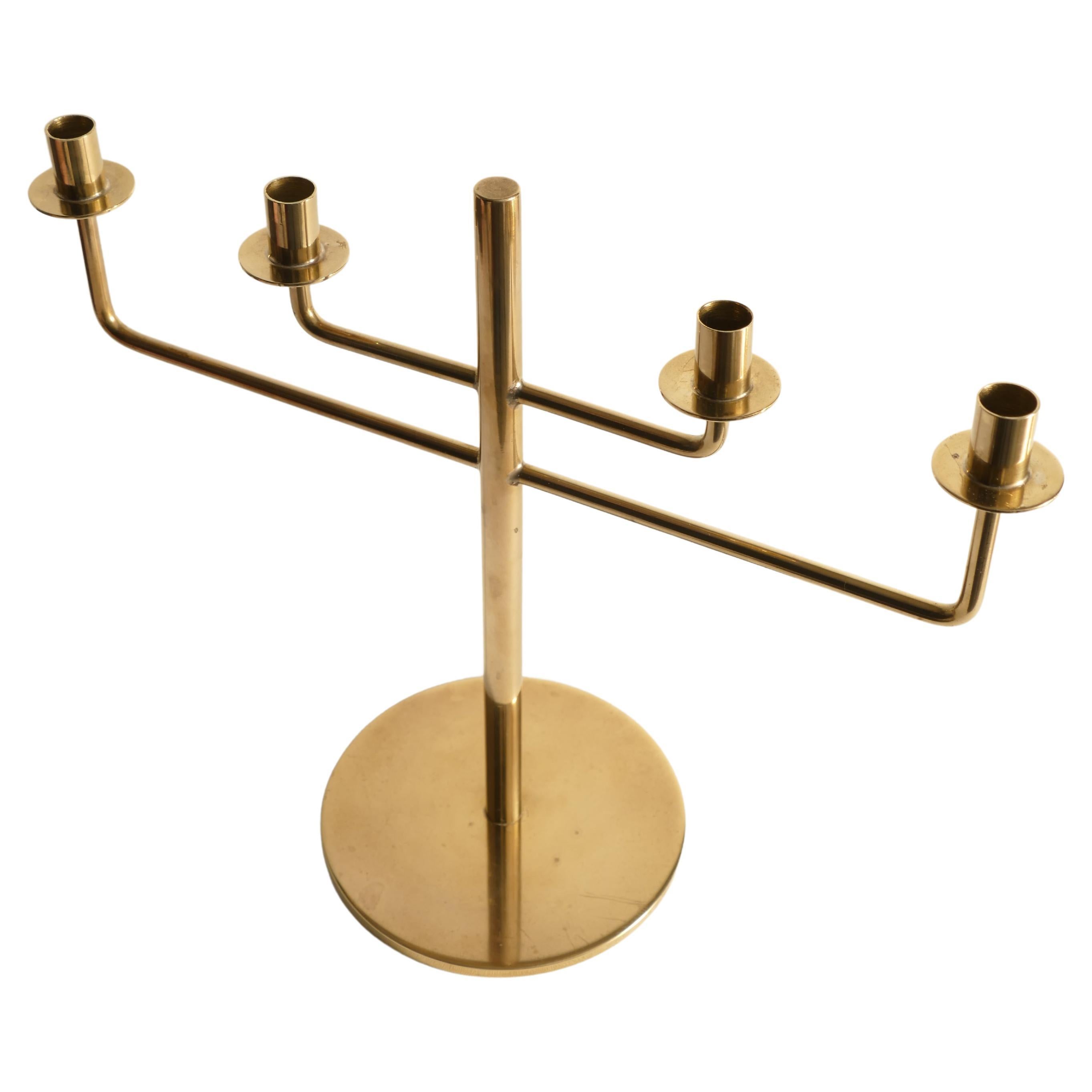 Ce rare candélabre, conçu par l'emblématique moderniste scandinave Hans-Agne Jakobsson, est un bel exemple de son travail des années 1960. Connu pour son approche innovante de l'éclairage, Jakobsson a créé ce candélabre en laiton, Design-Light, une