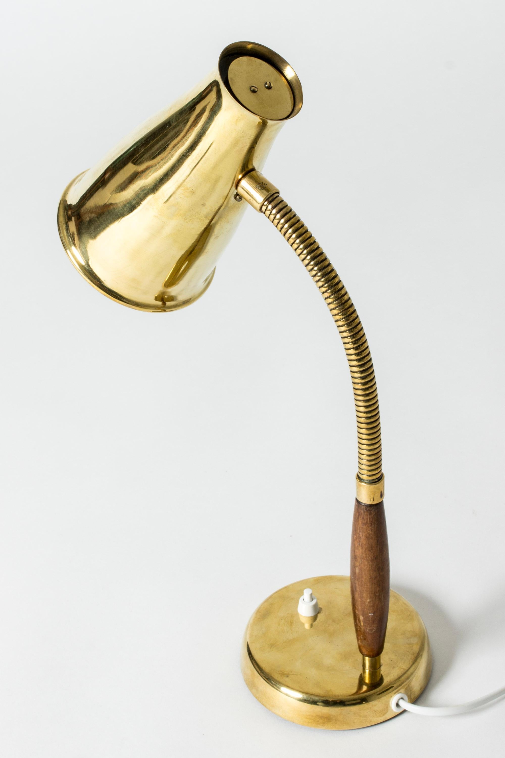 Elegant brass table lamp from Einar Bäckström, with a teak handle. Flexible neck and elongated shade.
