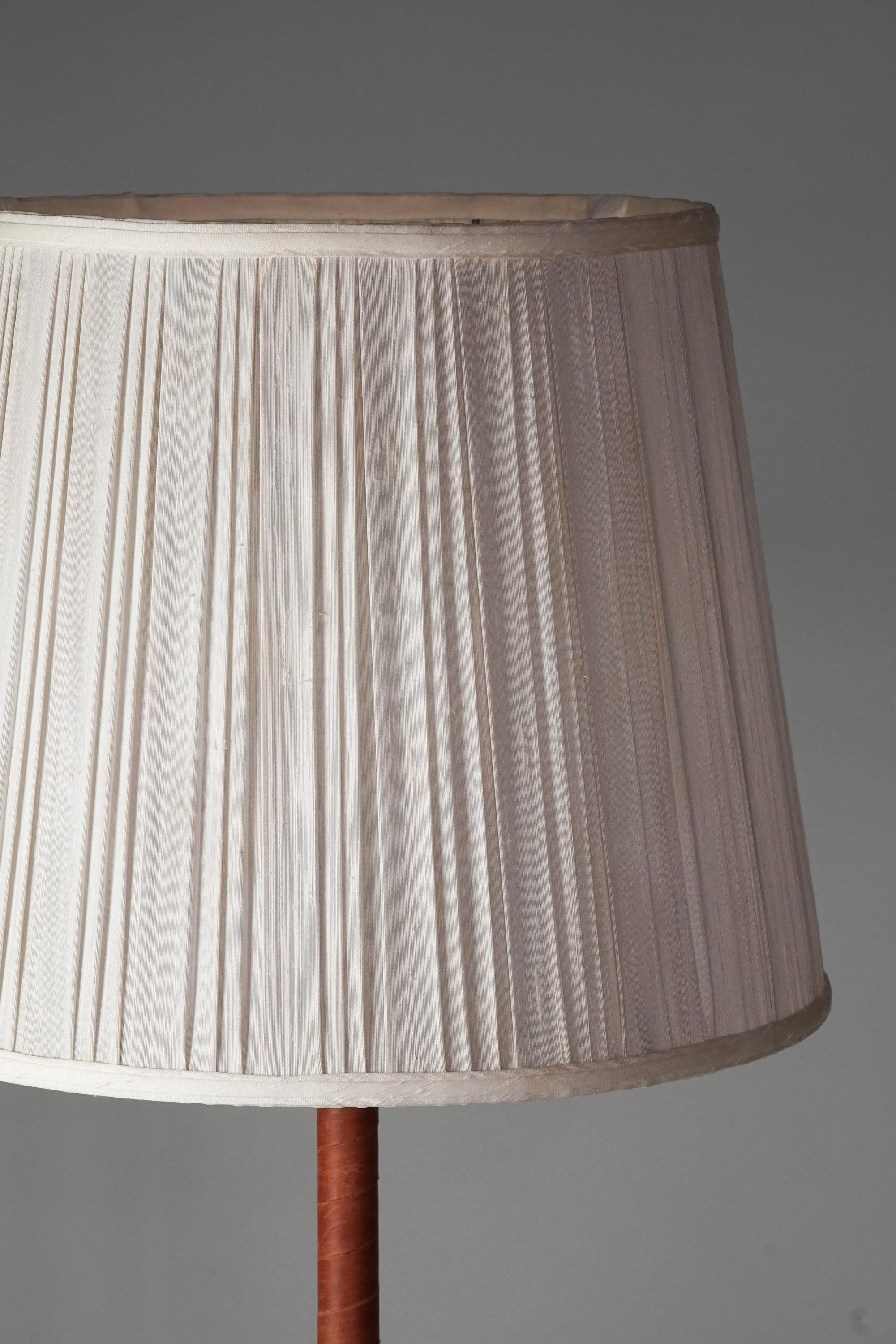 Scandinavo moderno Lampada da terra in ottone The Modern Scandinavian, anni '50/'60 in vendita