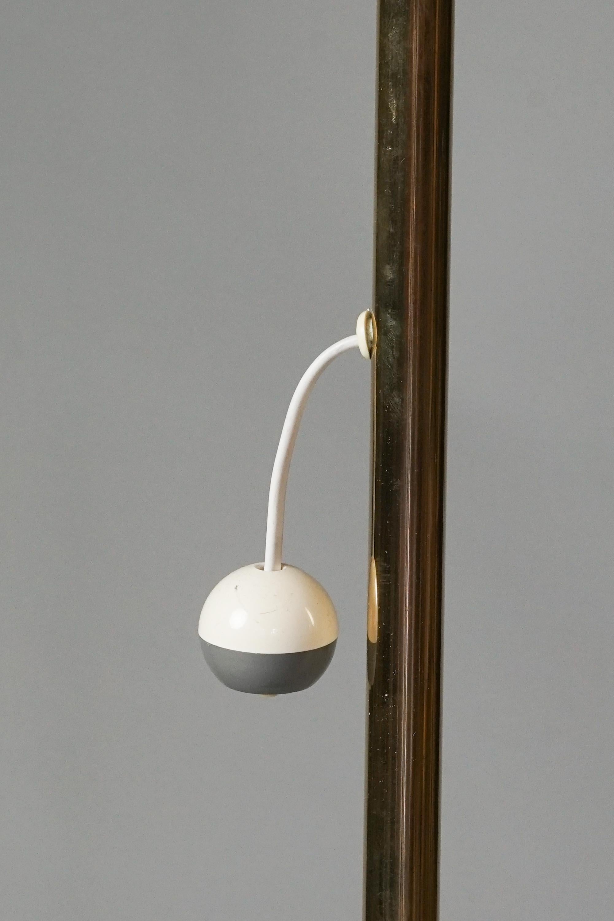 Scandinavian Modern Brass Floor Lamp, 1950s/1960s In Good Condition For Sale In Helsinki, FI