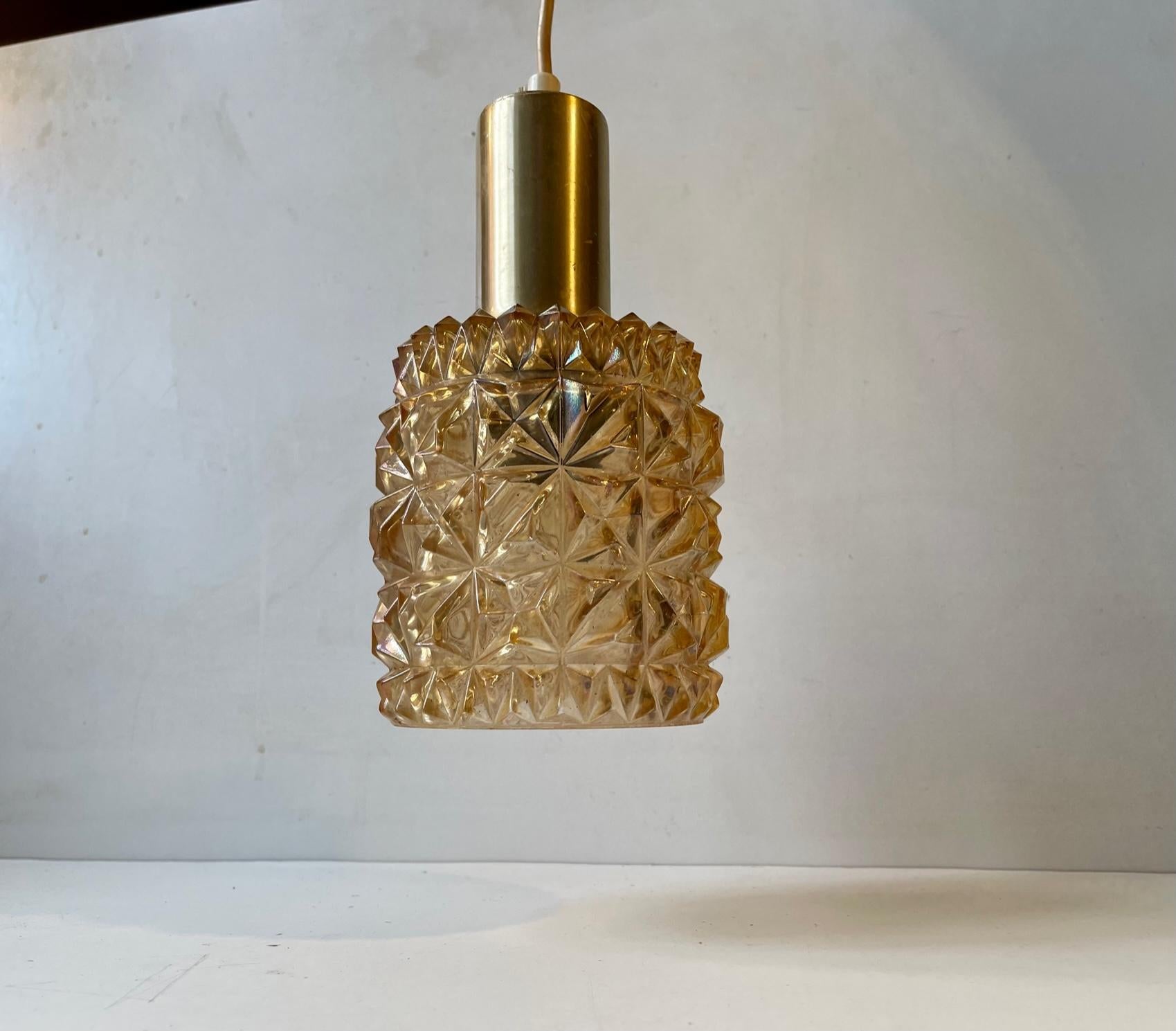 Scandinavian Modern Brass & Honey Glass Pendant Lamp, 1960s In Good Condition For Sale In Esbjerg, DK