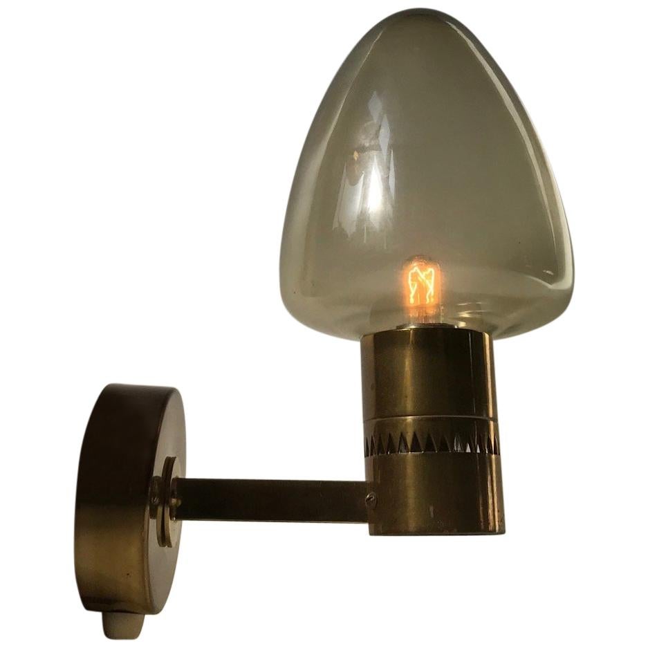 Sconce moderne scandinave in ottone e vetro fumé di Hans-Agne Jakobsson, anni '60