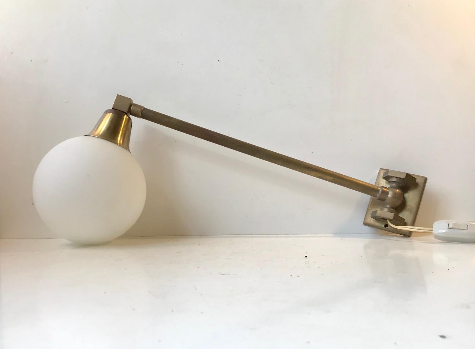 Aplique moderno escandinavo de latón con esfera opalina, años 60 Escandinavo en venta